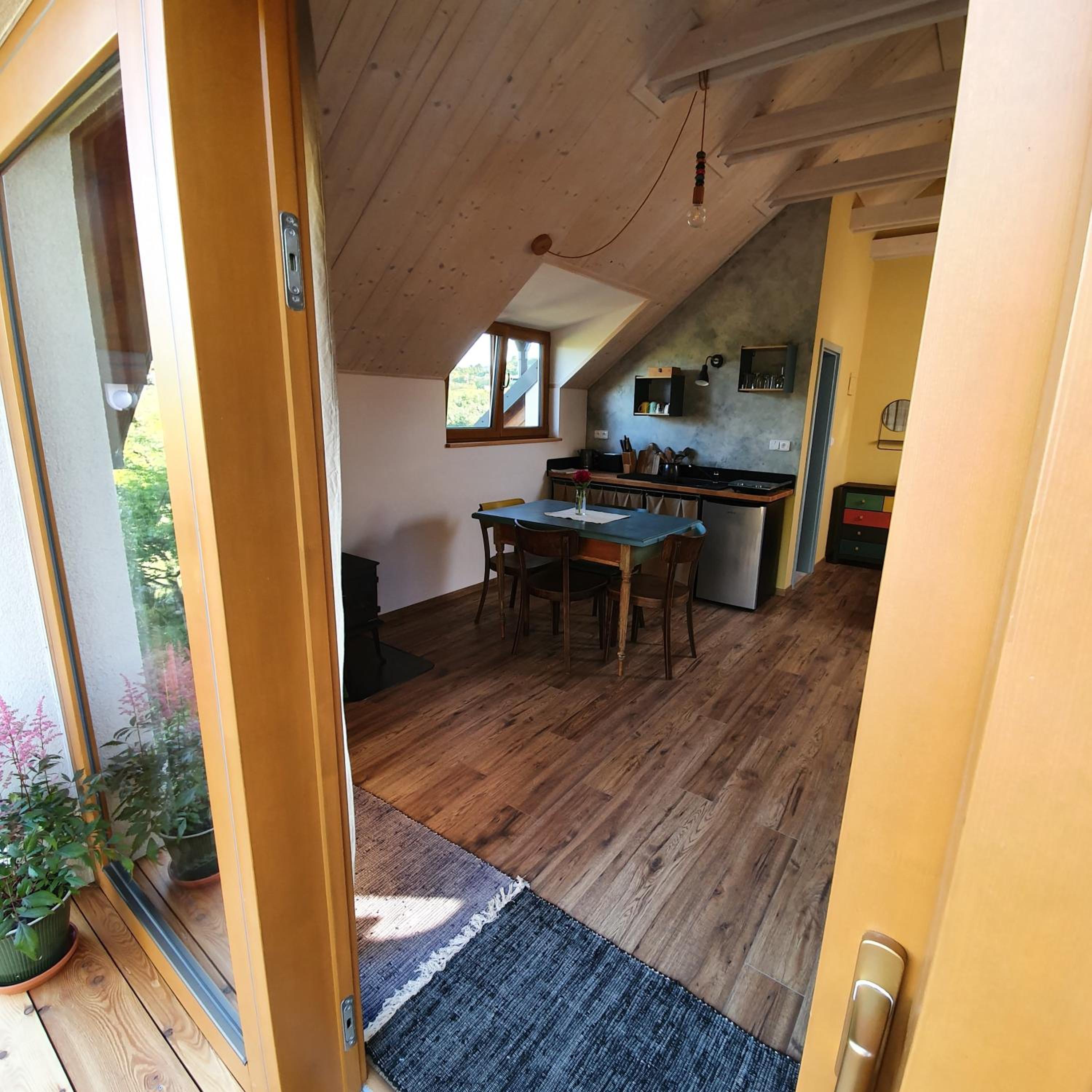 DOMČEK V ZÁHRADE
