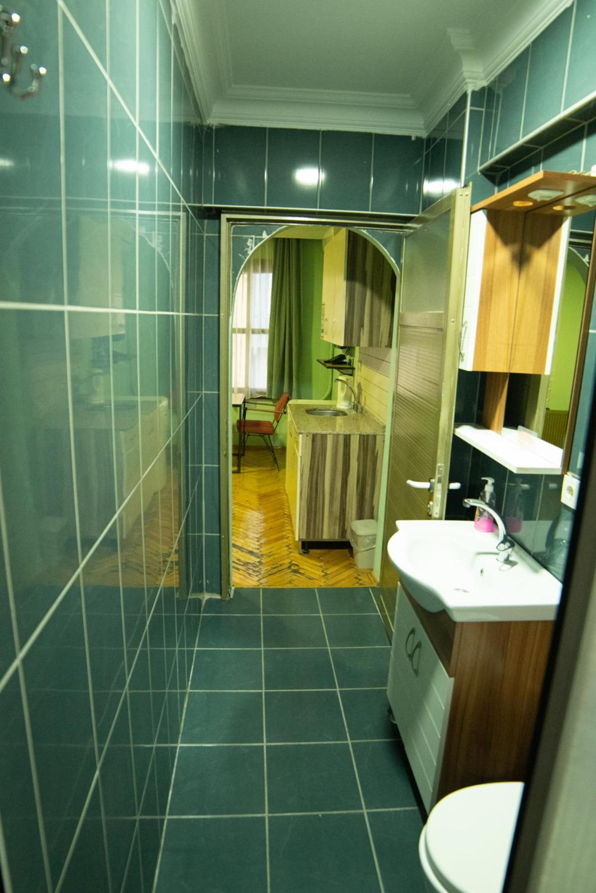 YOLO Hostel