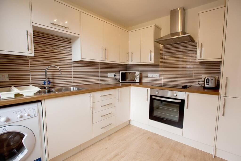 City Centre Executive 2 Bed Apartment with WiFi & Parking view 4