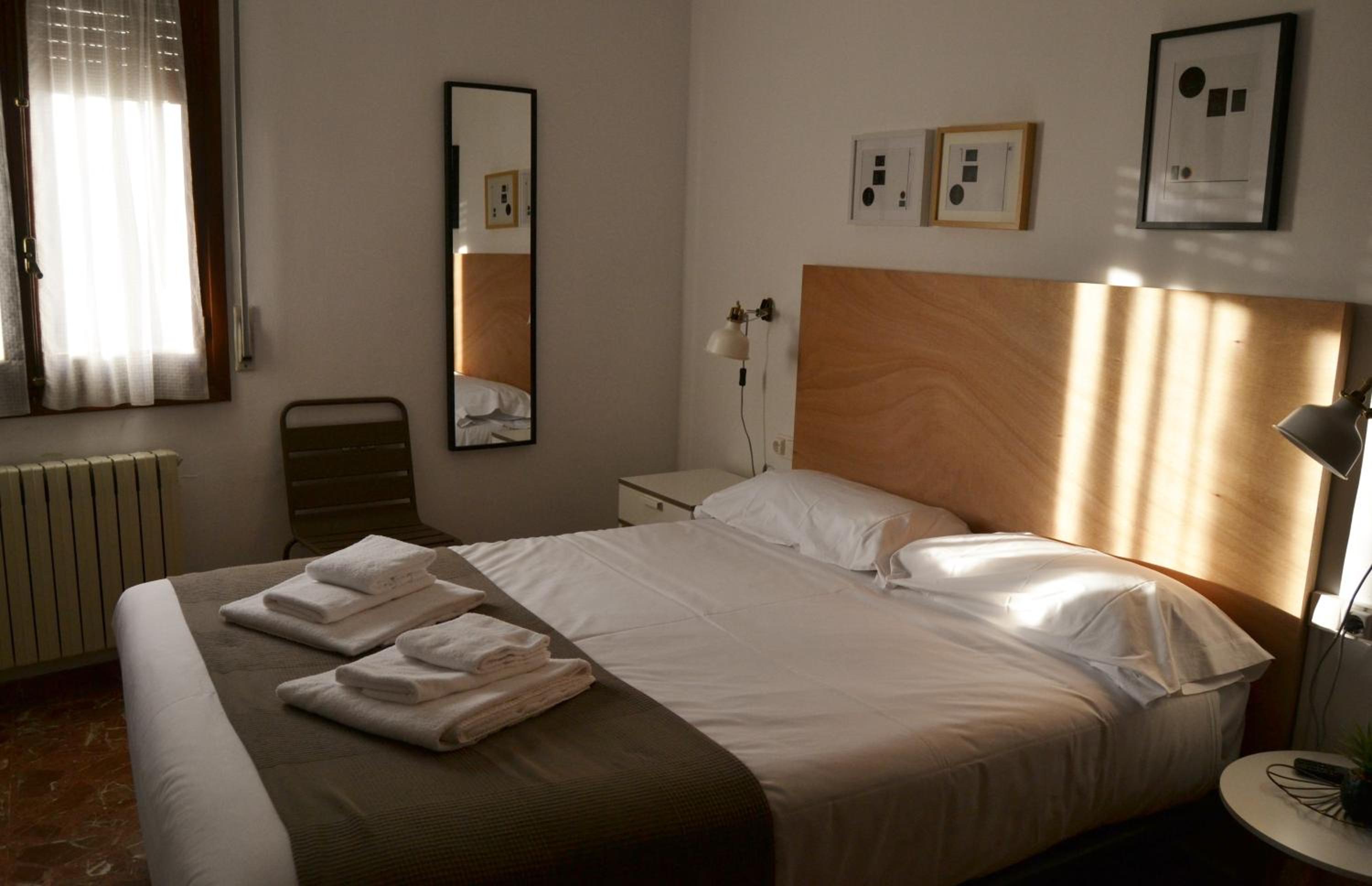 Tres Puentes Anguiano Apartamentos y Hostal