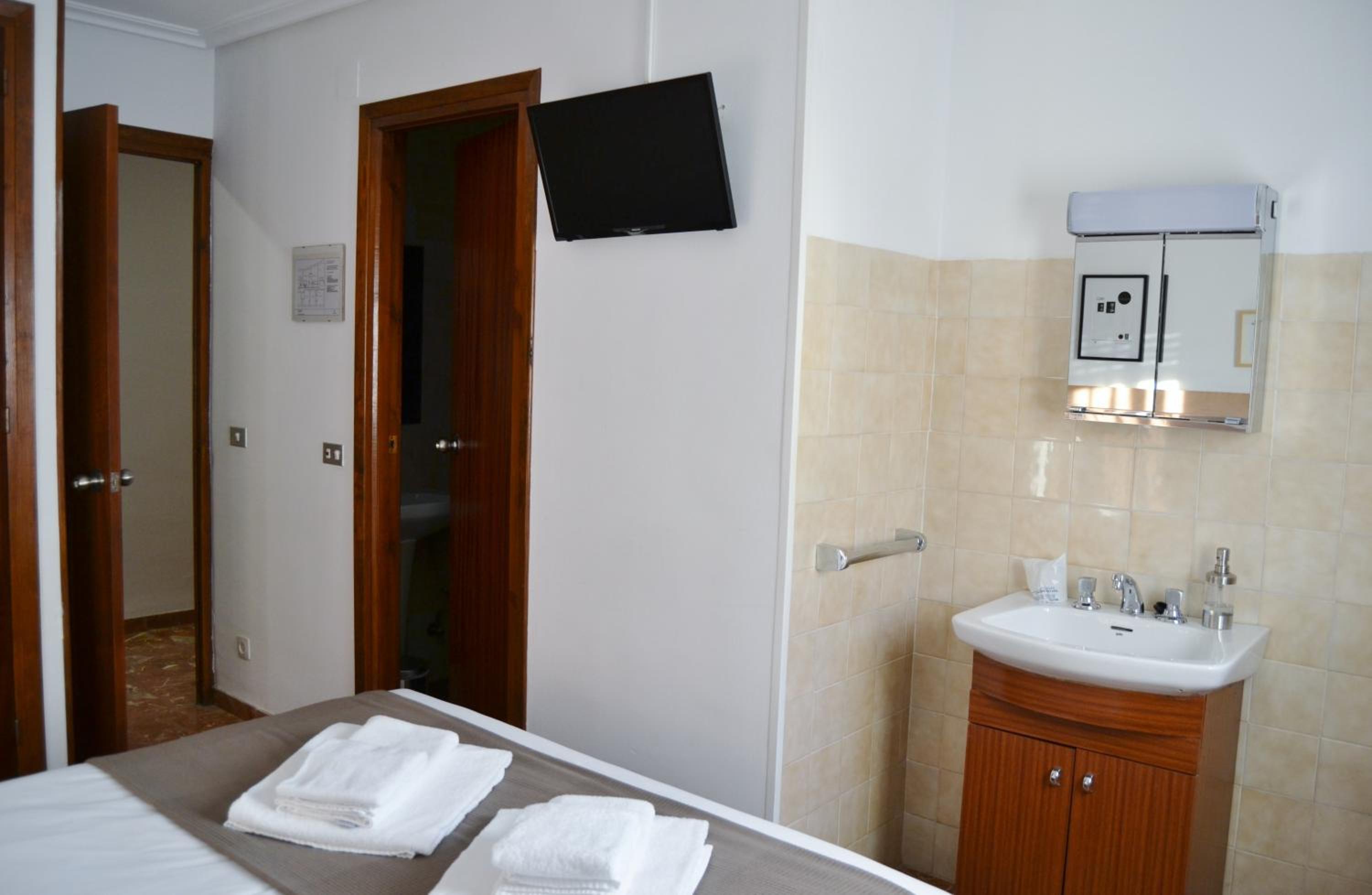 Tres Puentes Anguiano Apartamentos y Hostal