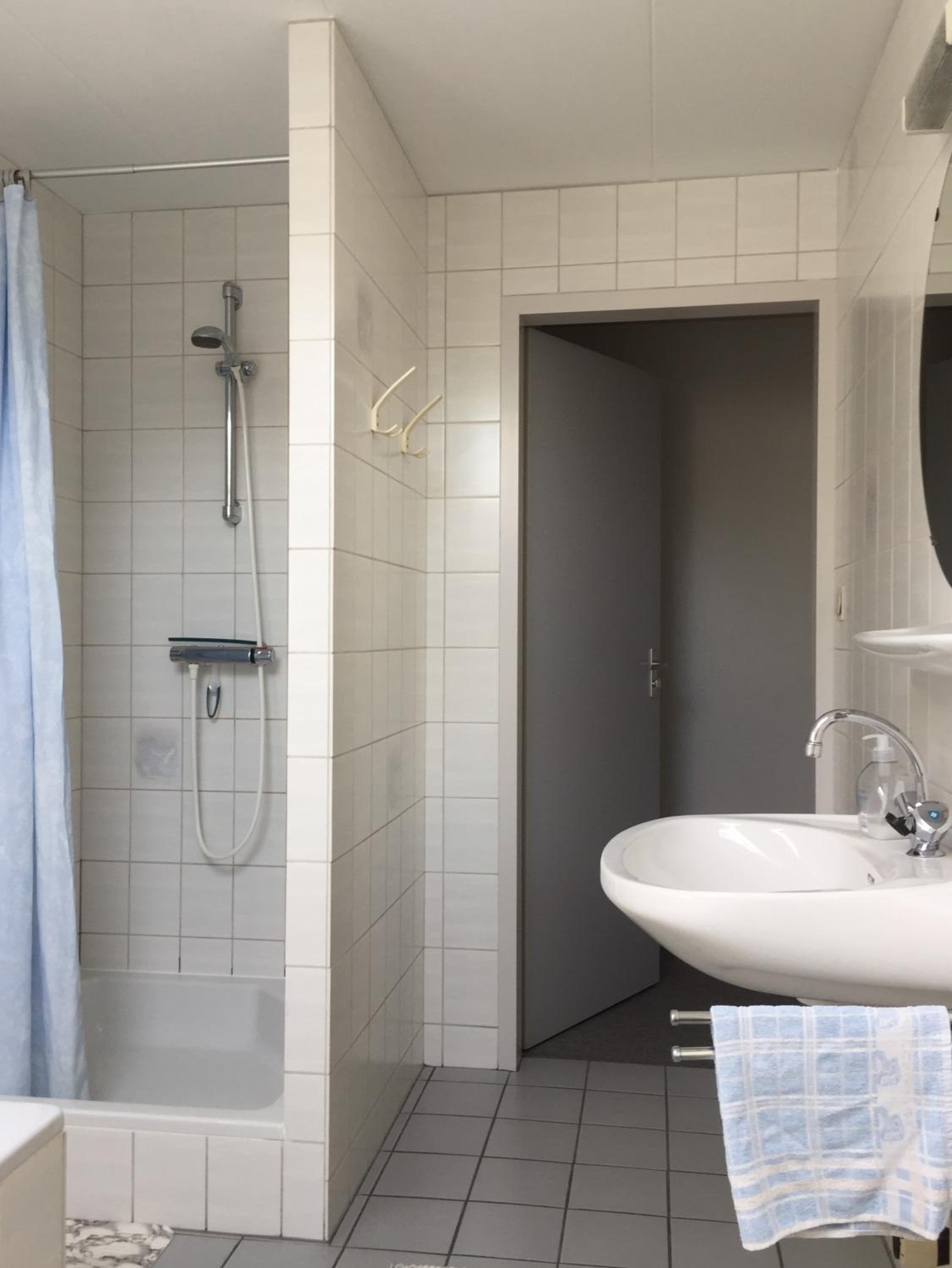 de Duinroos en Oostkapelle — bathroom