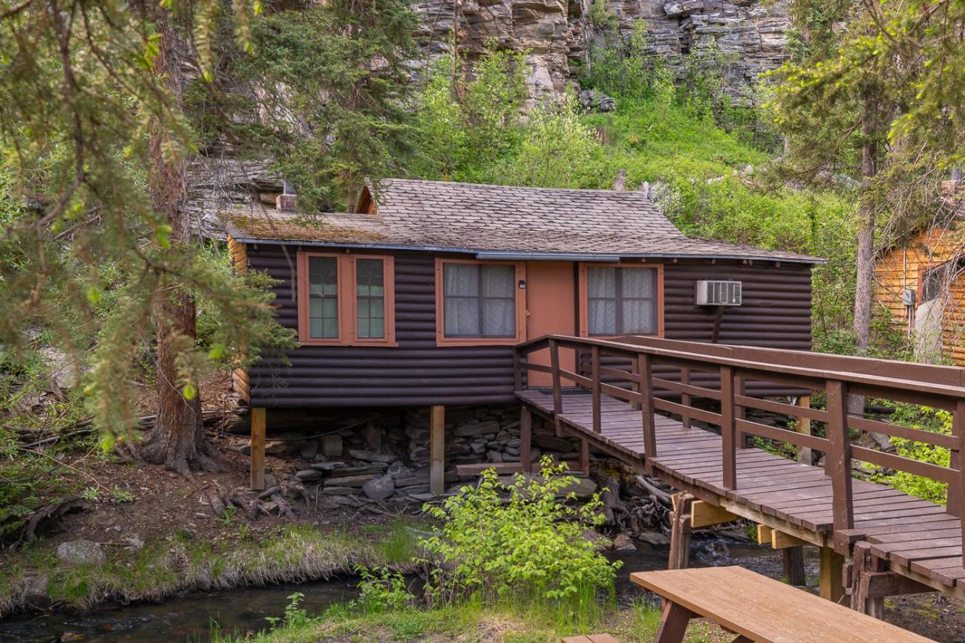 Hotel Harney Camp Cabins