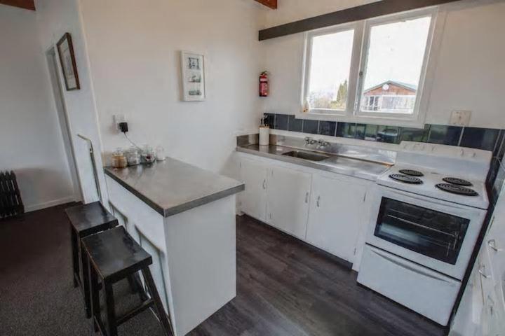 52sq Hawea Apartment, Lake and Mountain views!!
