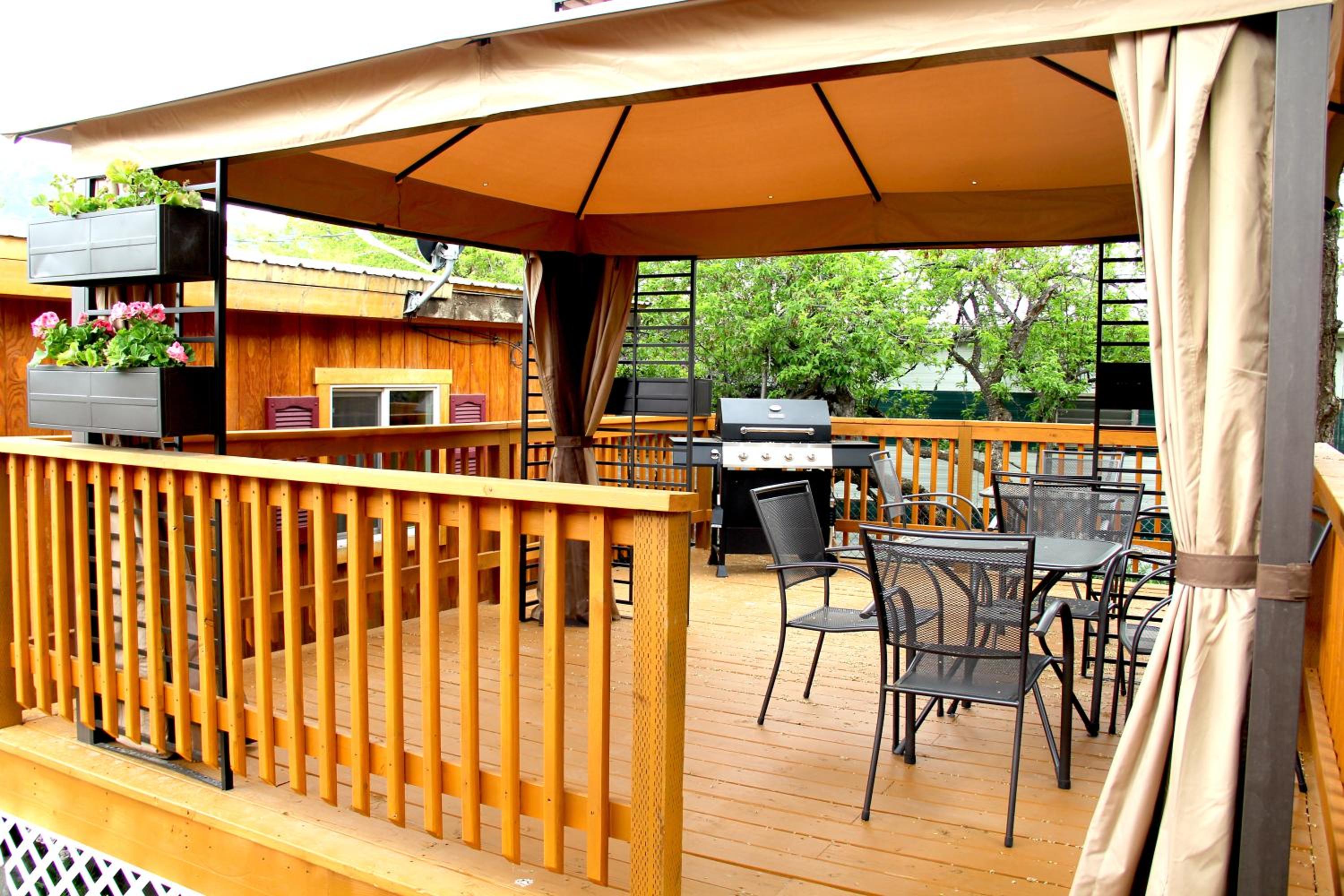 Yellowstone's Treasure Cabins view 5