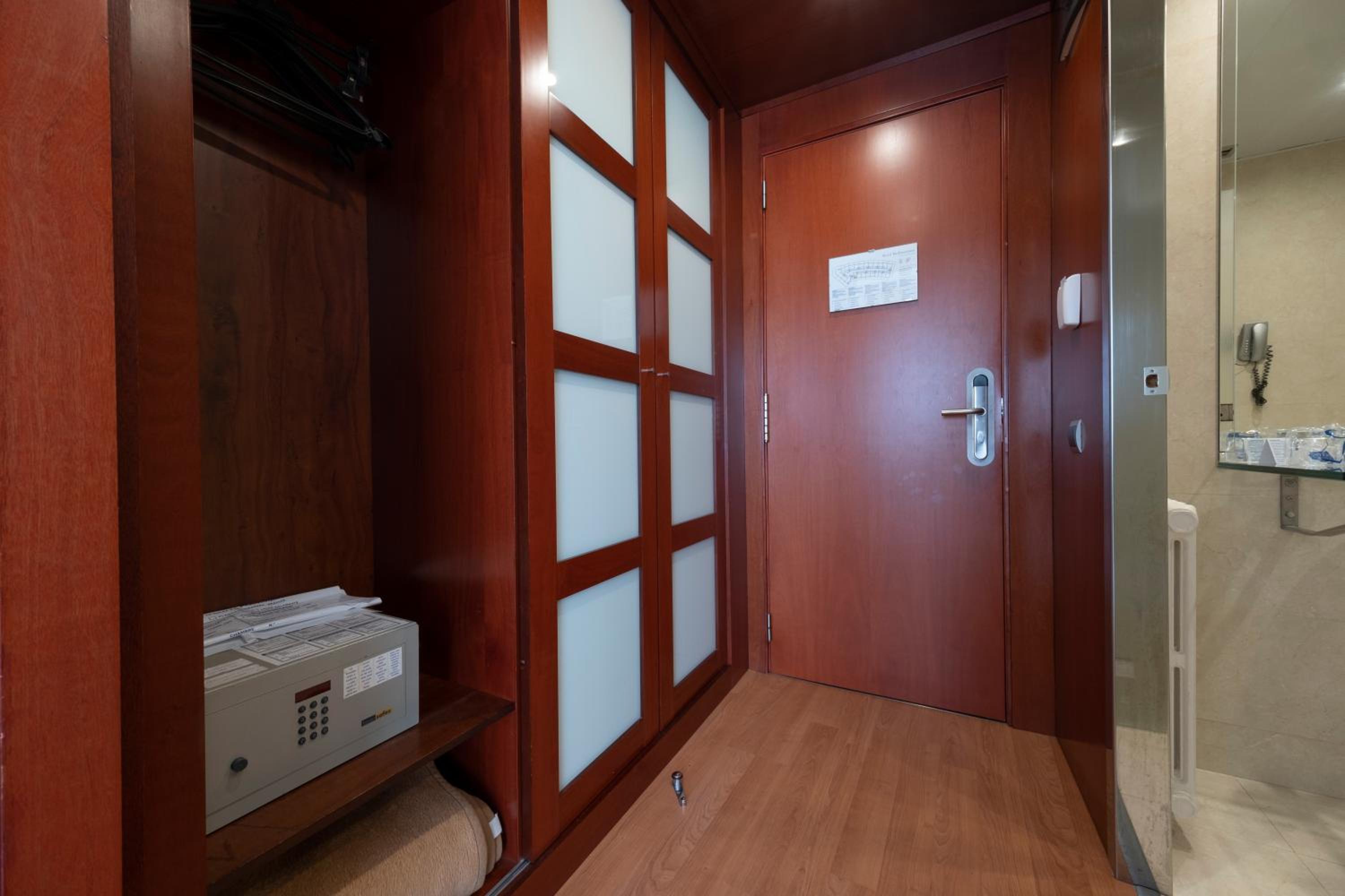 Barcelona Vacations - Best Western Hotel Mediterraneo - Property Image 9