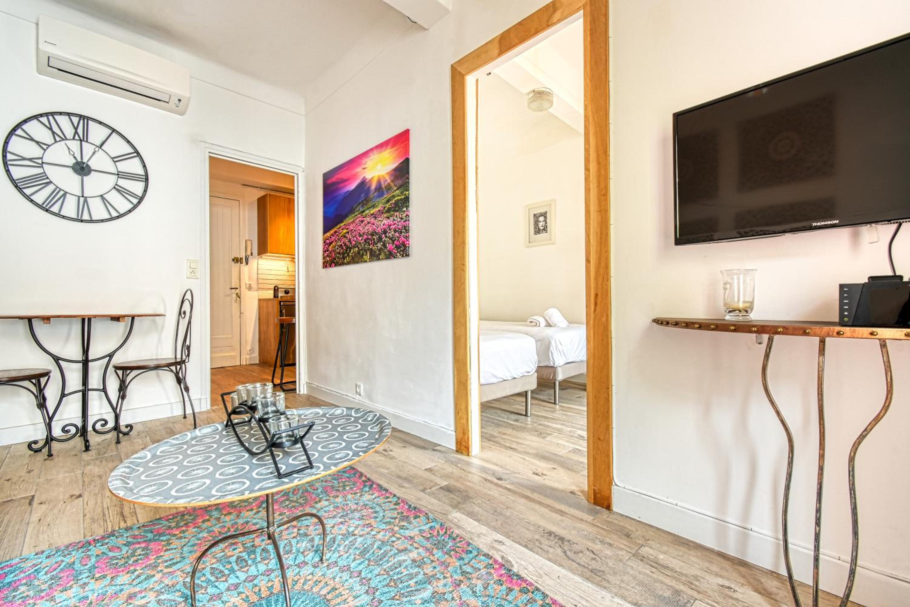 Romantic and new apartment in the famous Rue Meynadier in the supercentre of Cannes view 4