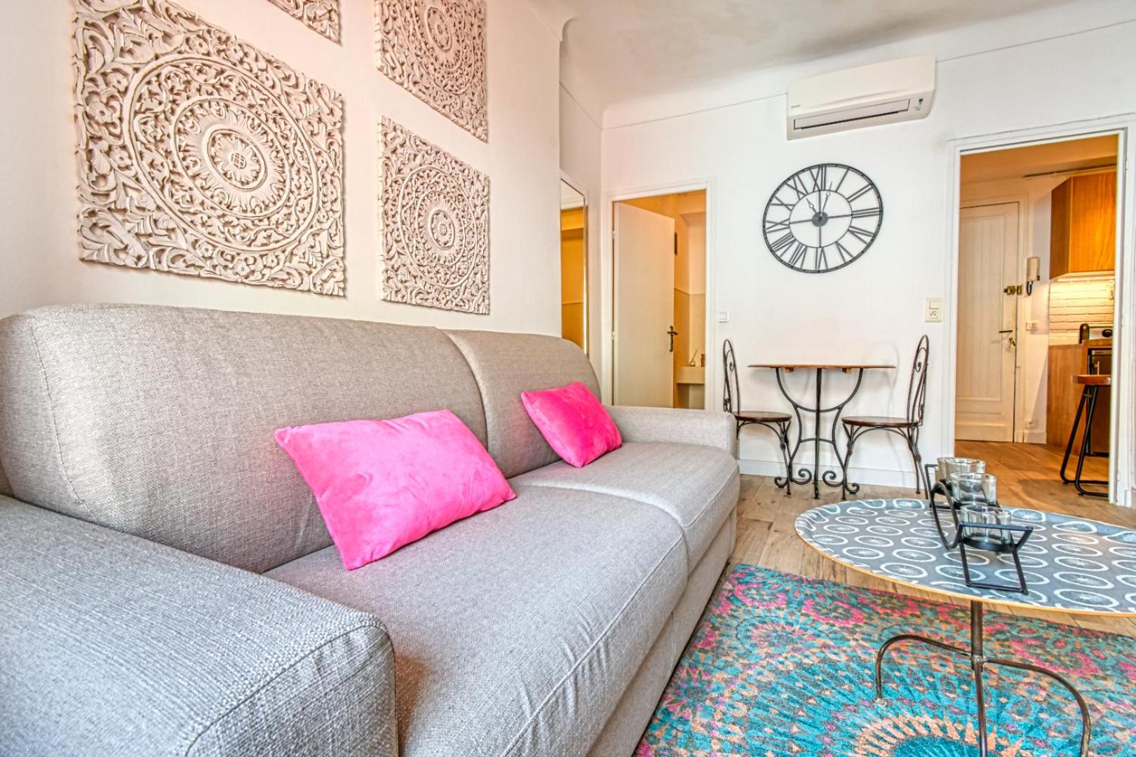 Romantic and new apartment in the famous Rue Meynadier in the supercentre of Cannes view 2