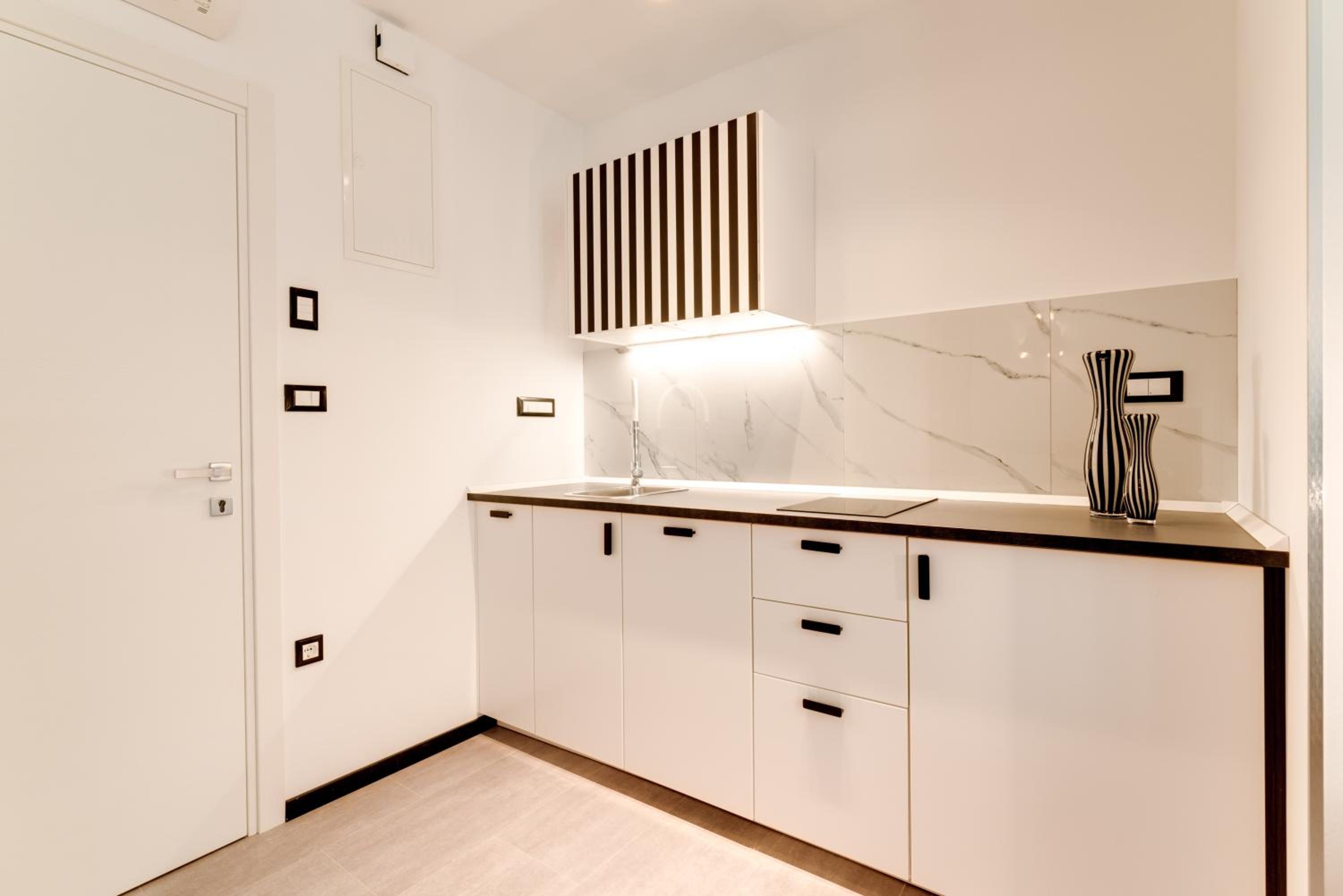 Black & White Apartments view 4