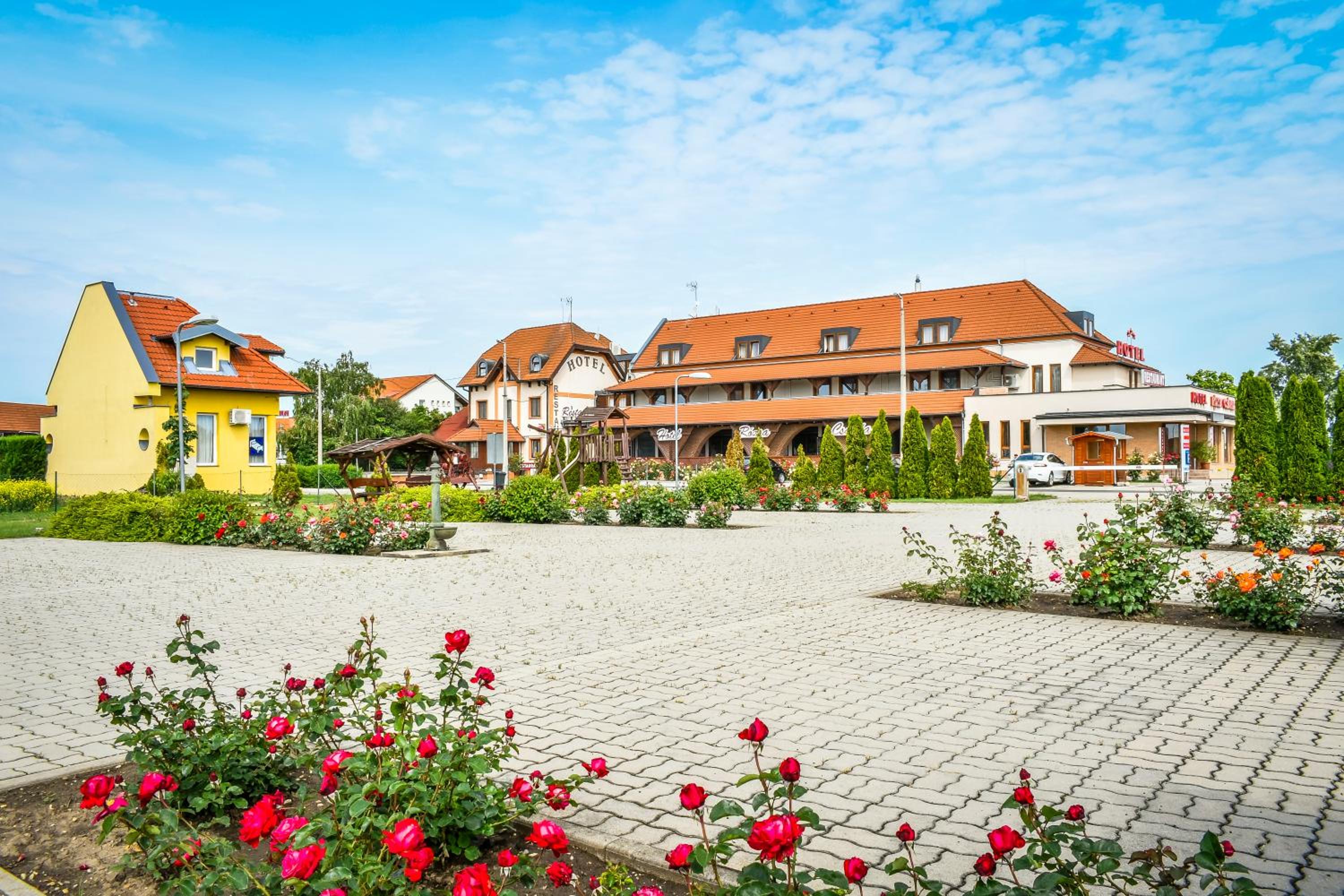 Hotel Rózsa Csárda Bungalow & Caravan Park view 4