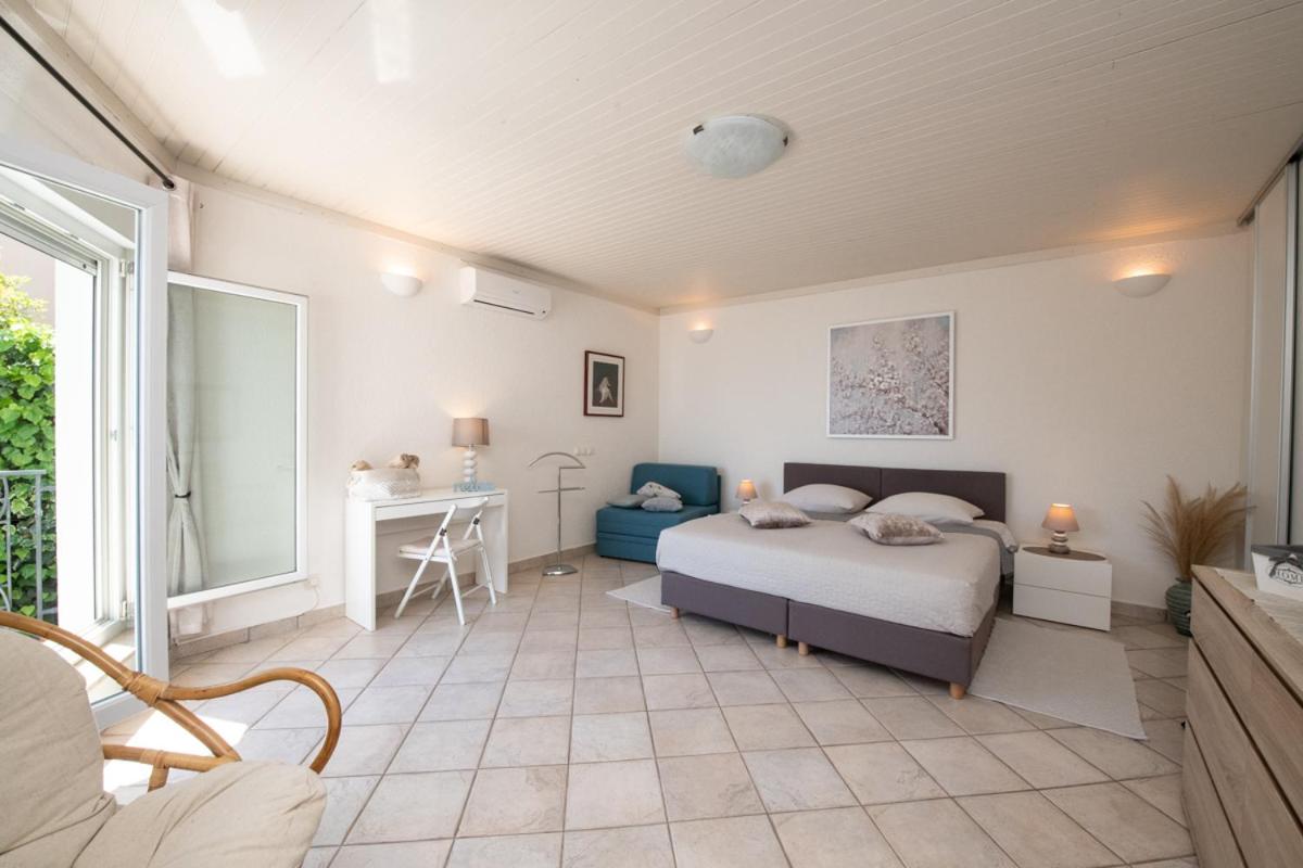 Villa Tomić Apartment Mia near the sea view 4
