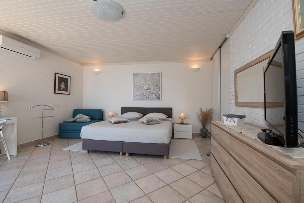 Villa Tomić Apartment Mia near the sea view 2