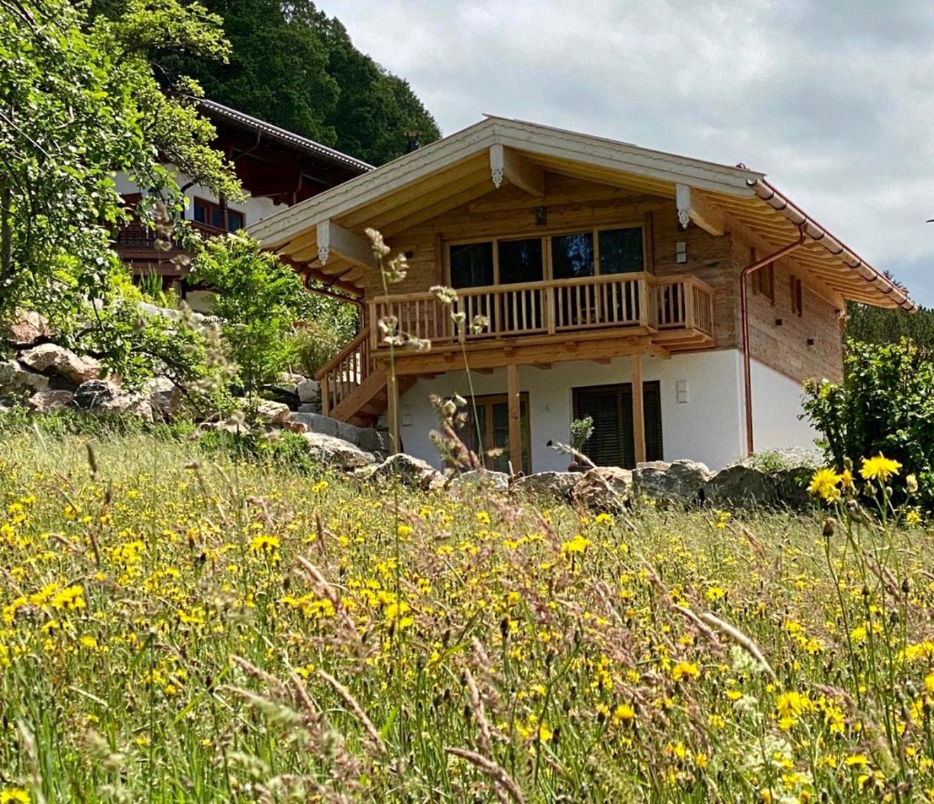 BERGSUCHT-Ruhpolding, Traumlage am sonnigen Südhang, kostenlose Parkplätze, schnelles WLAN, ruhige Sackgasse, NETFLIX inklusive