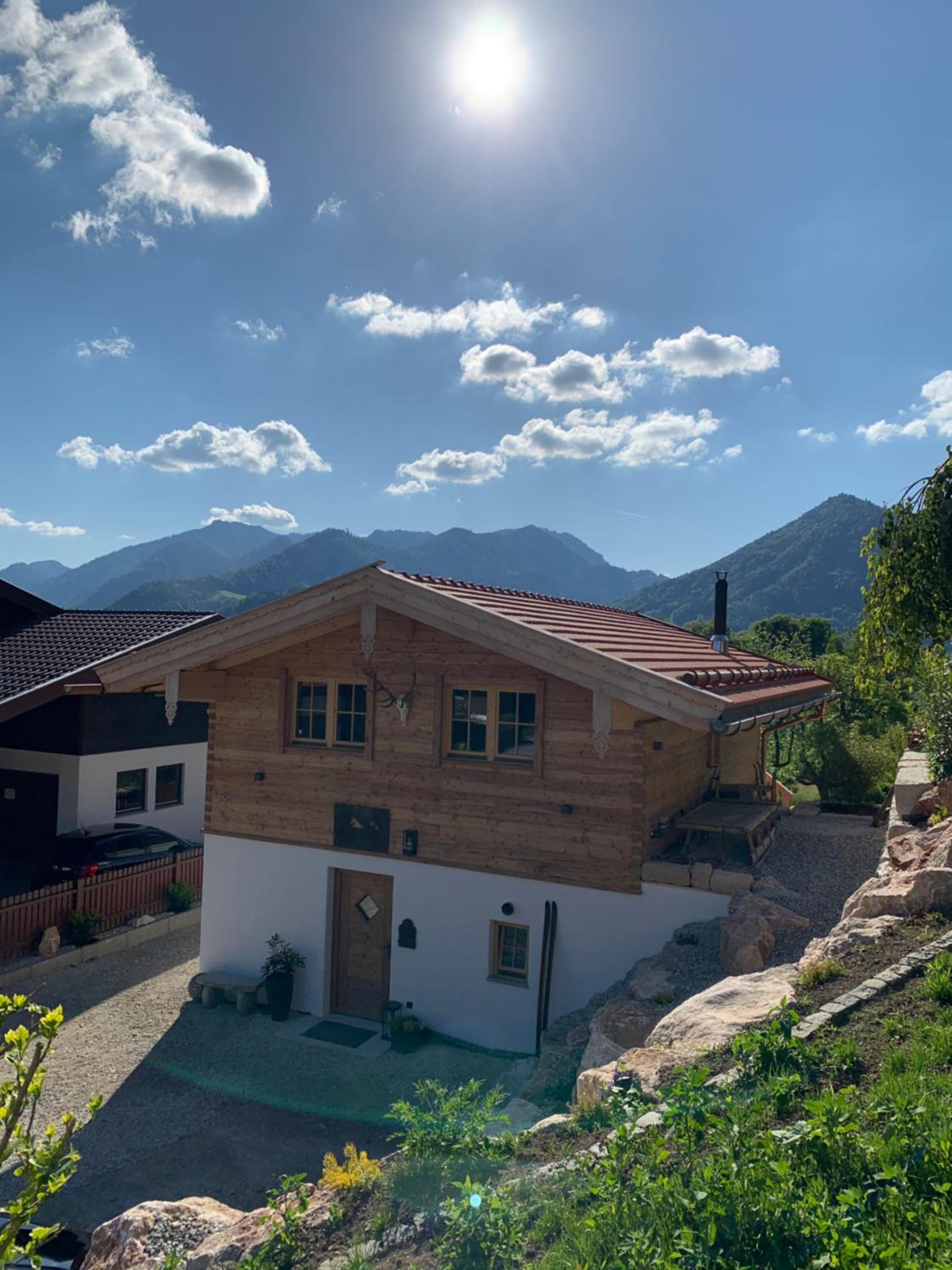 BERGSUCHT-Ruhpolding, Traumlage am sonnigen Südhang, kostenlose Parkplätze, schnelles WLAN, ruhige Sackgasse, NETFLIX inklusive