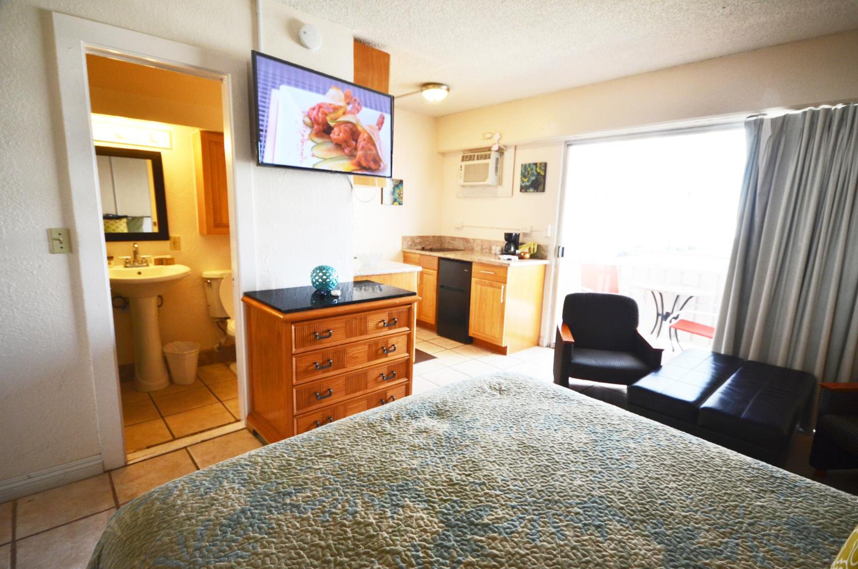 Sea Shore 75 Steps from Waikiki Beach and Sleeps 1 - 3!