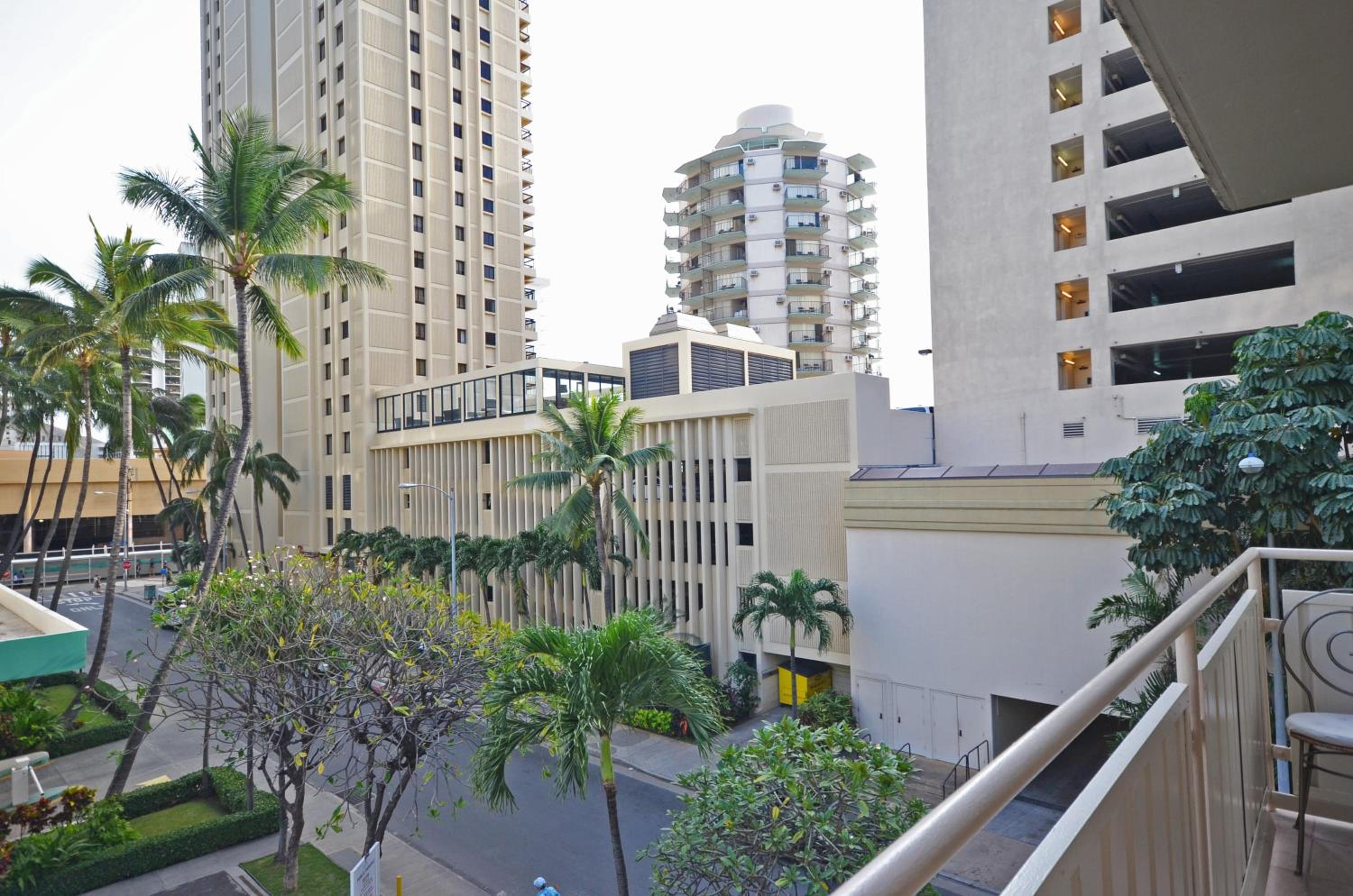 Sea Shore 41 Private Studio in Waikiki, 1 Block to Beach view 4