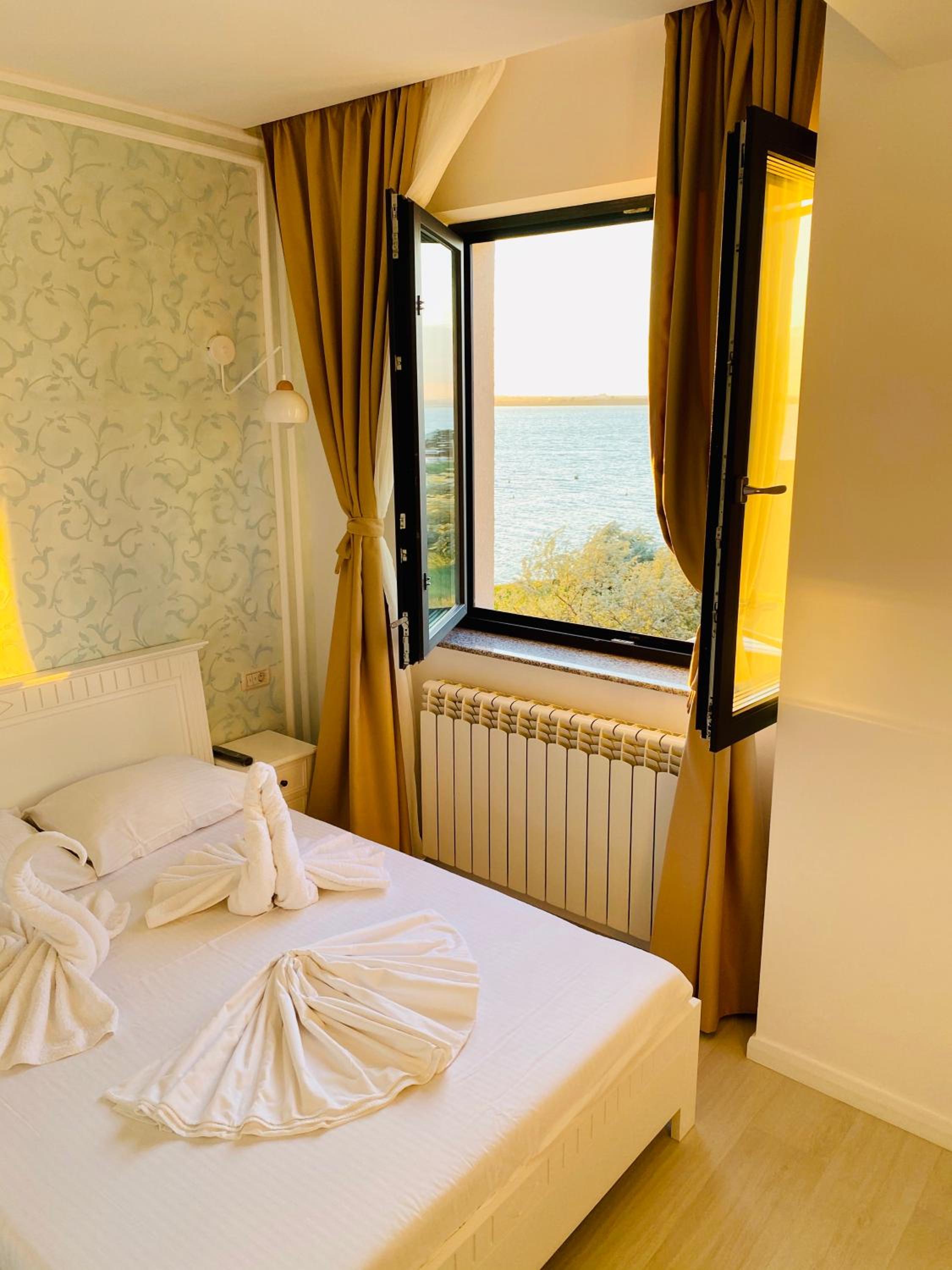 Beach Vibe Apartments Central Mamaia view 2