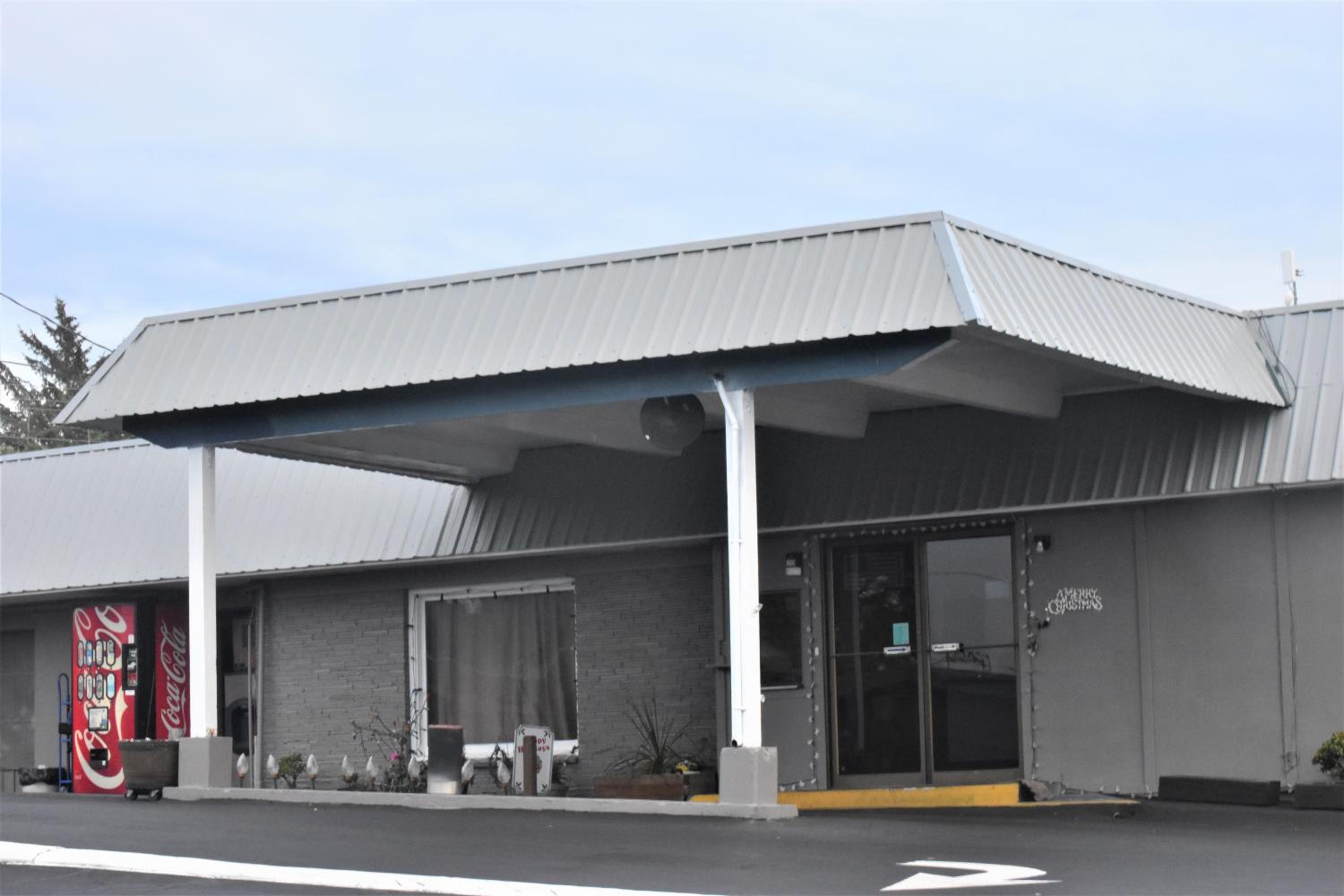 Hotel Blue Coast Inn & Suites - Image 1