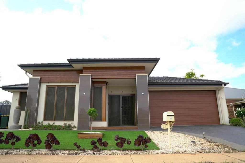 Stylish Luxe House For Big Group Near Shopping Center