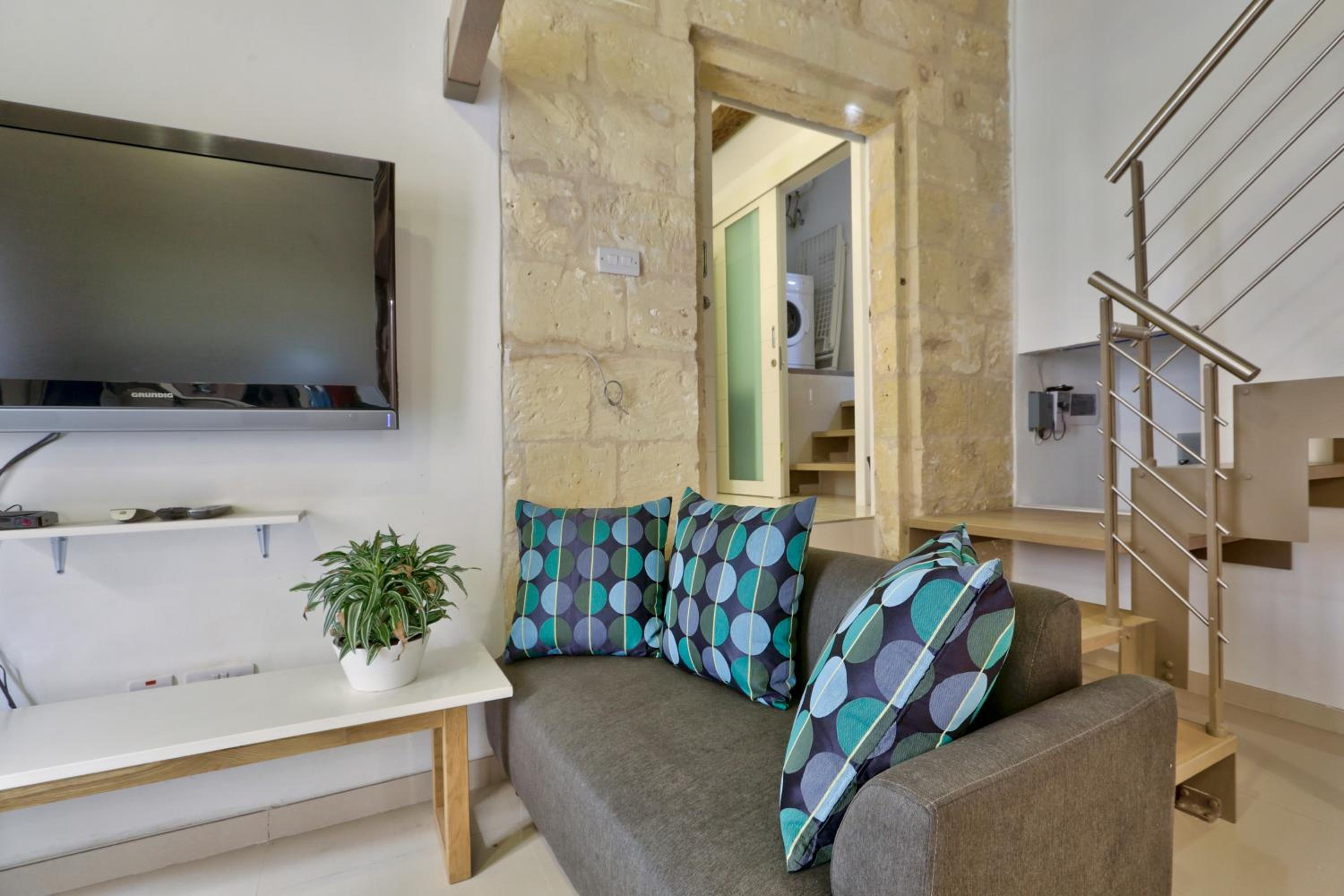 Charming Valletta 1 bedroom apartment off Republic Street sleeps 4 view 3