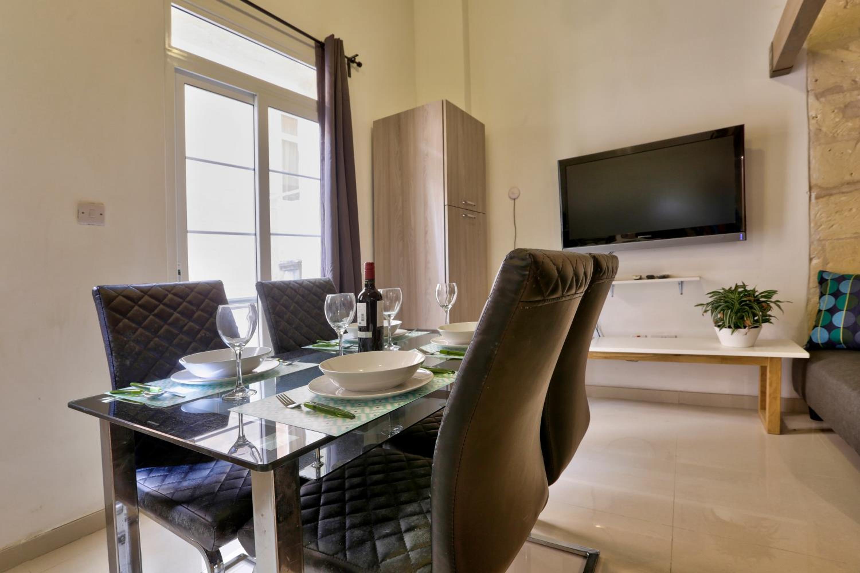 Charming Valletta 1 bedroom apartment off Republic Street sleeps 4 view 4