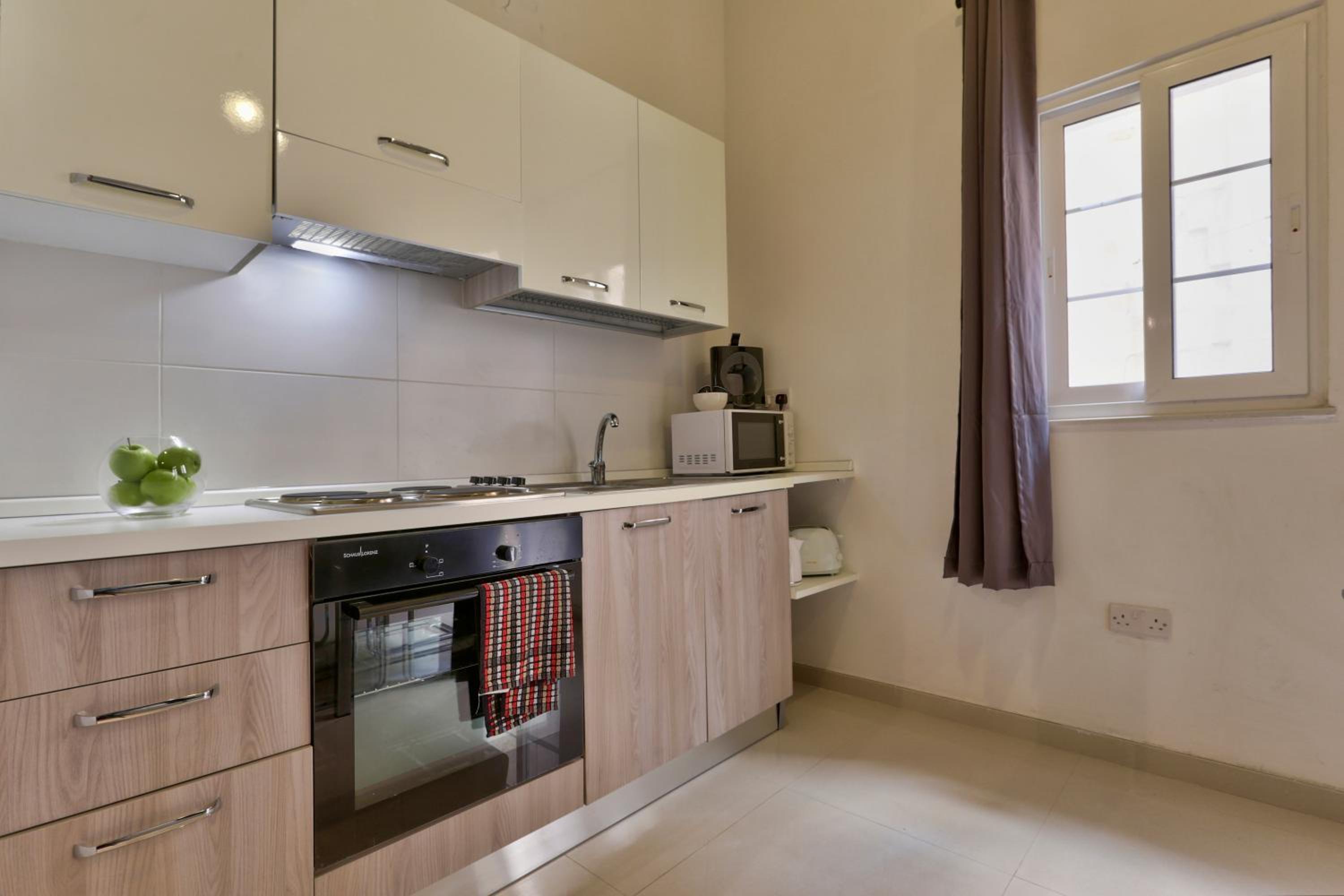 Charming Valletta 1 bedroom apartment off Republic Street sleeps 4 view 5