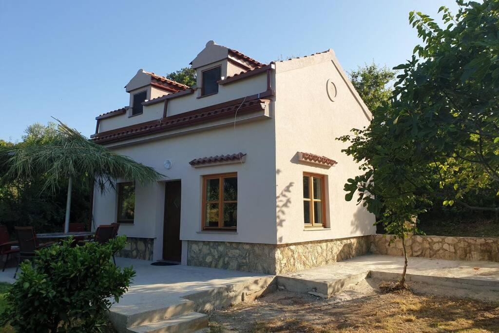 Secluded cottage in an orchard, island Pasman