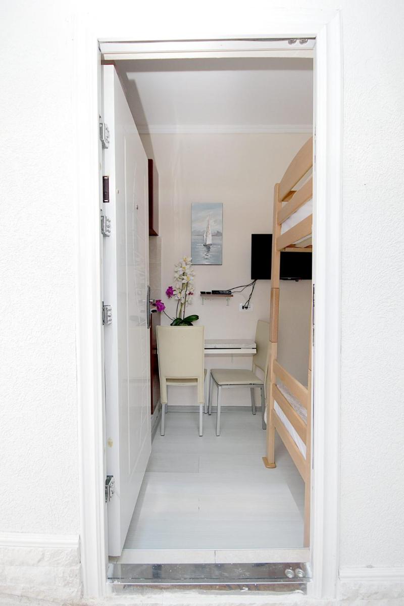 Hotel Studio Apartman Sveti Stefan - Image 1