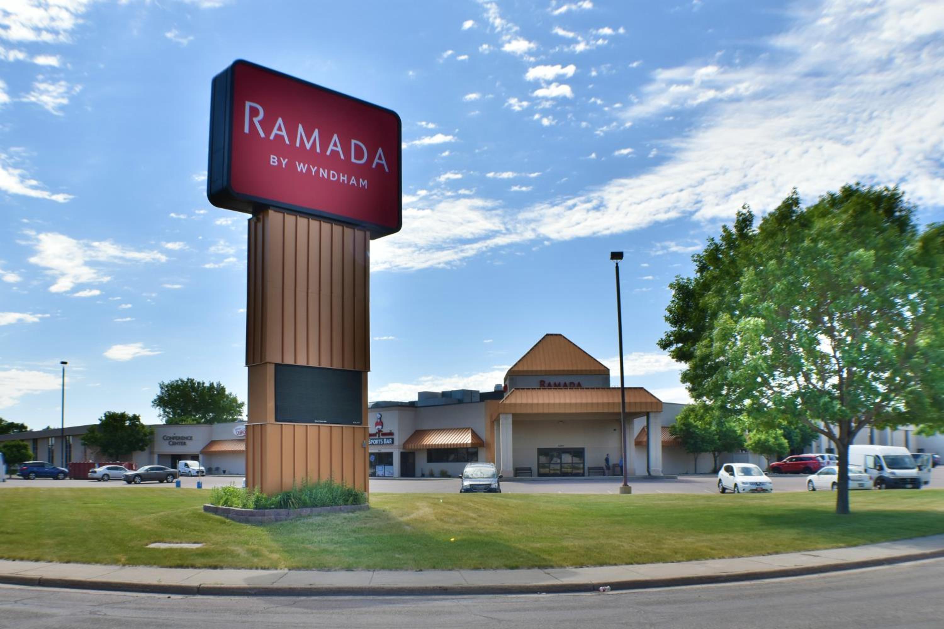 Hotel Ramada by Wyndham Sioux Falls Airport-Waterpark & Event Ctr