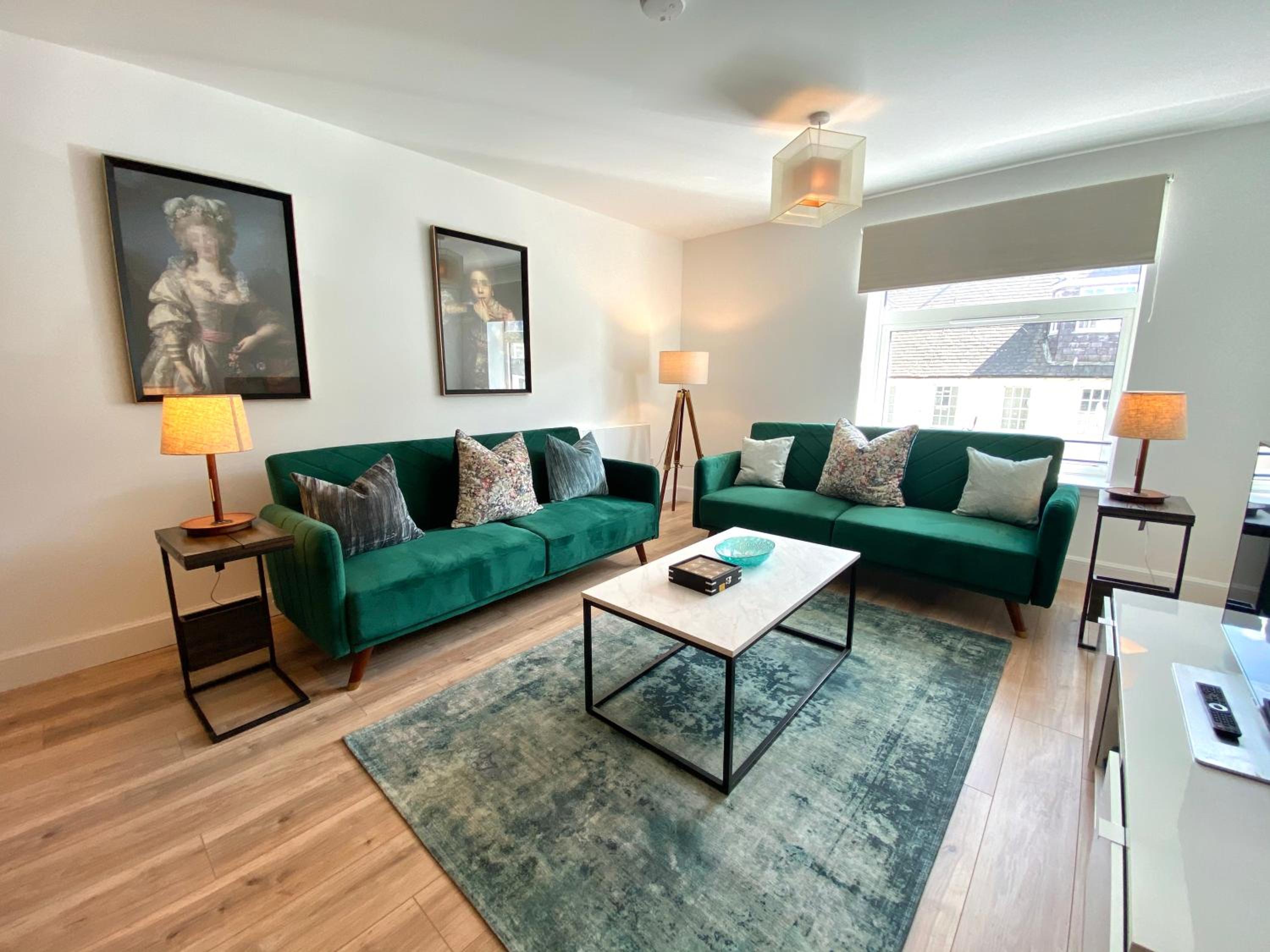 High Street, Stylish City Centre Apartment, 3 Bed view 3