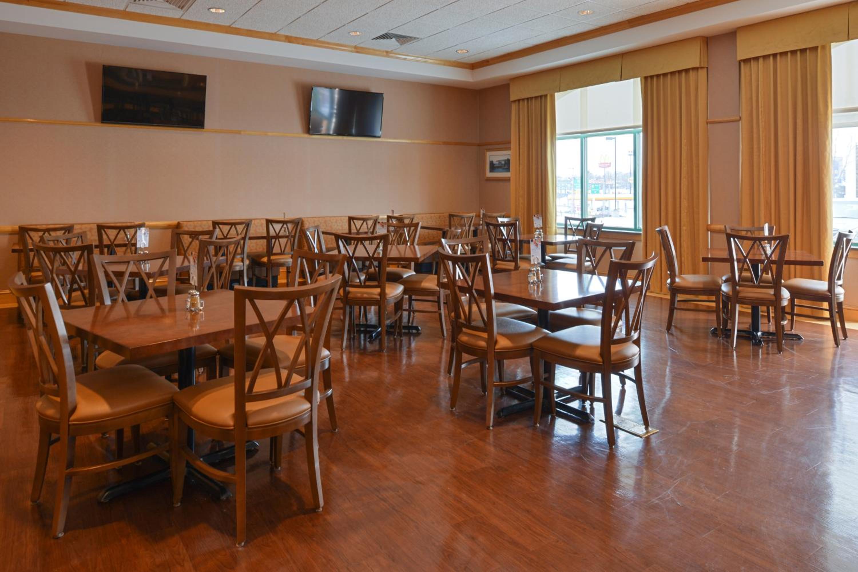 Bedford Vacations - Holiday Inn Express Breezewood, an IHG Hotel - Property Image 2