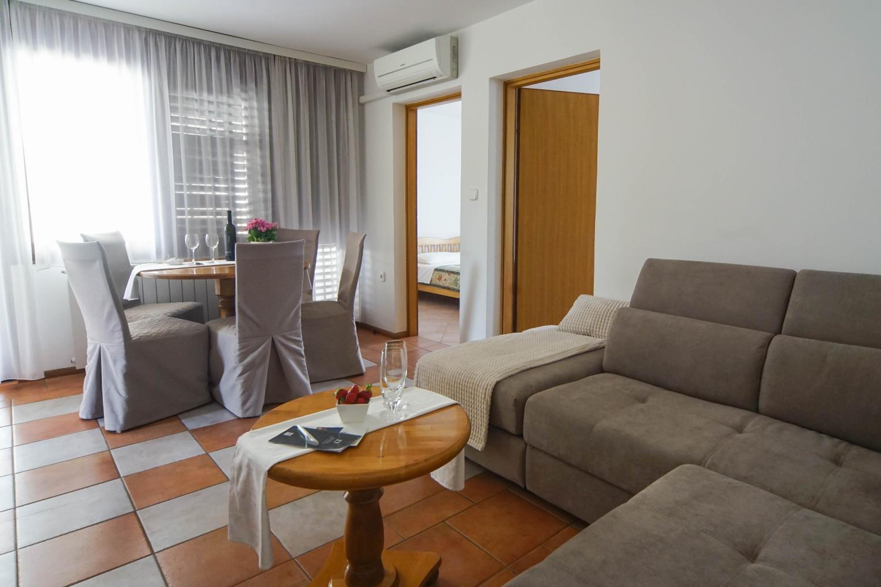 Apartments and Rooms Degra