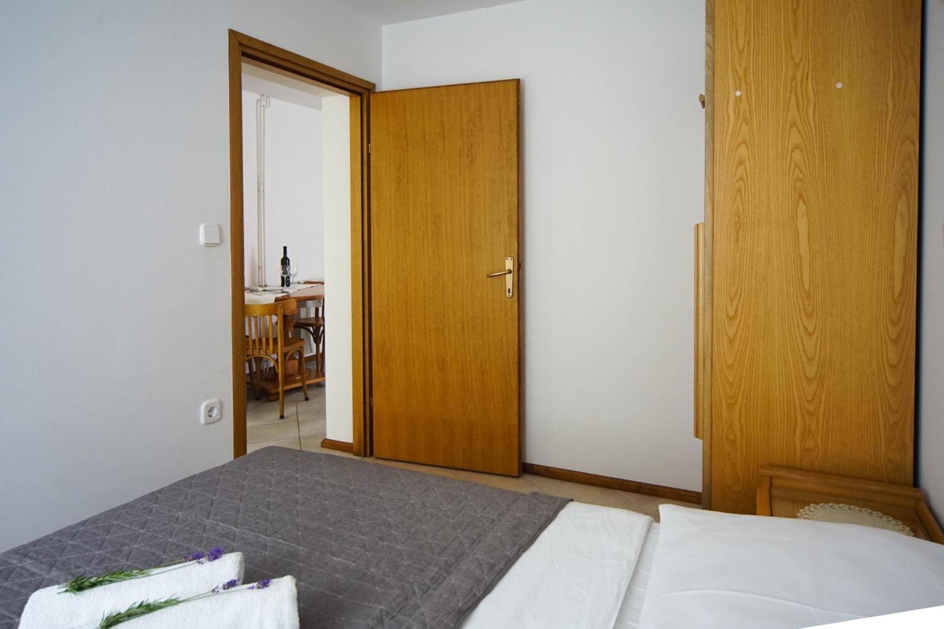 Apartments and Rooms Degra