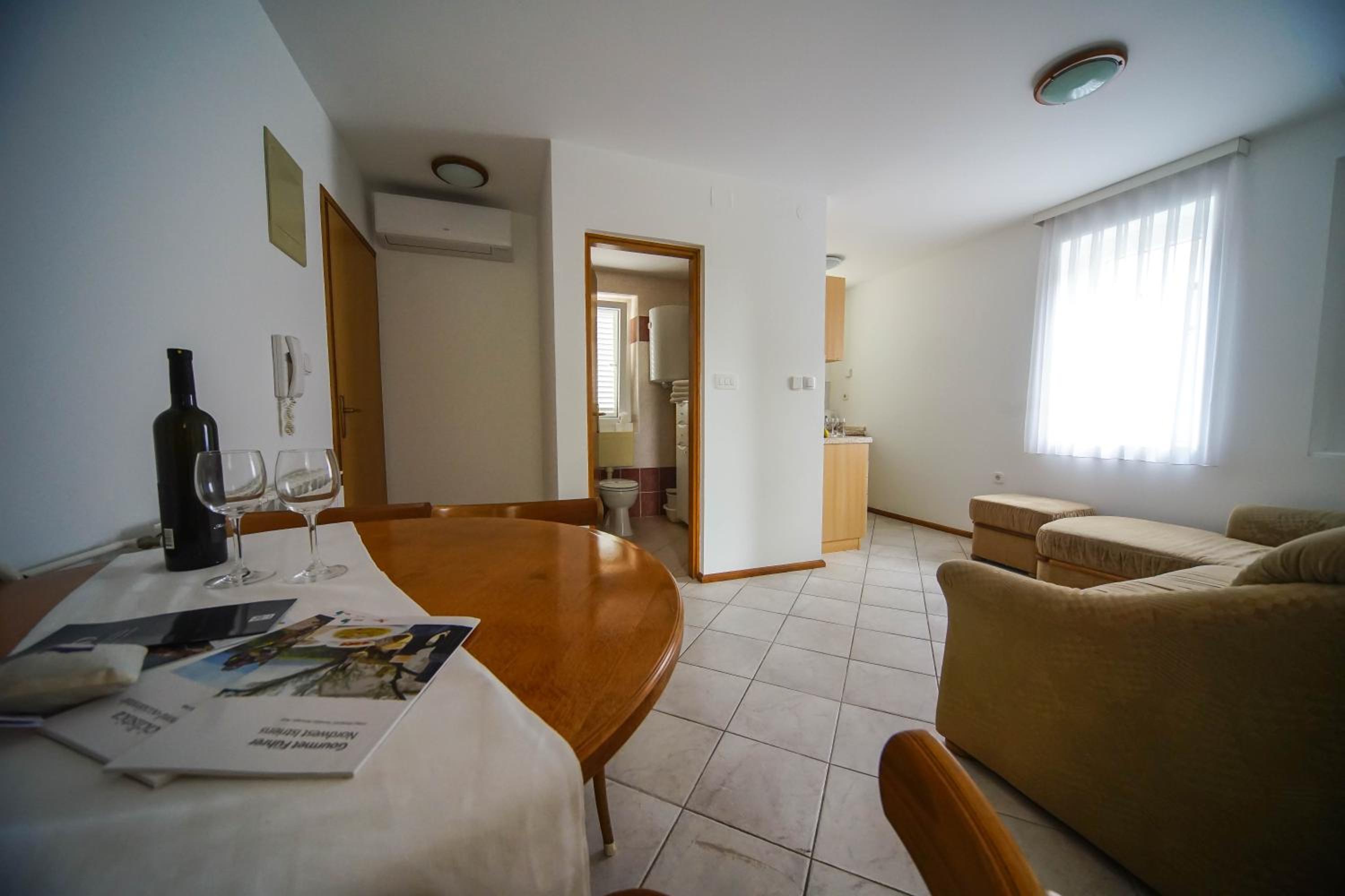 Apartments and Rooms Degra