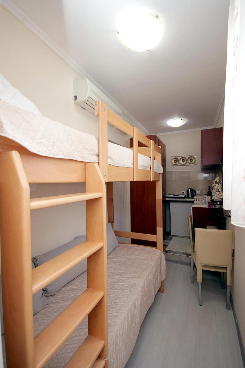 Studio Apartman Sveti Stefan view 4