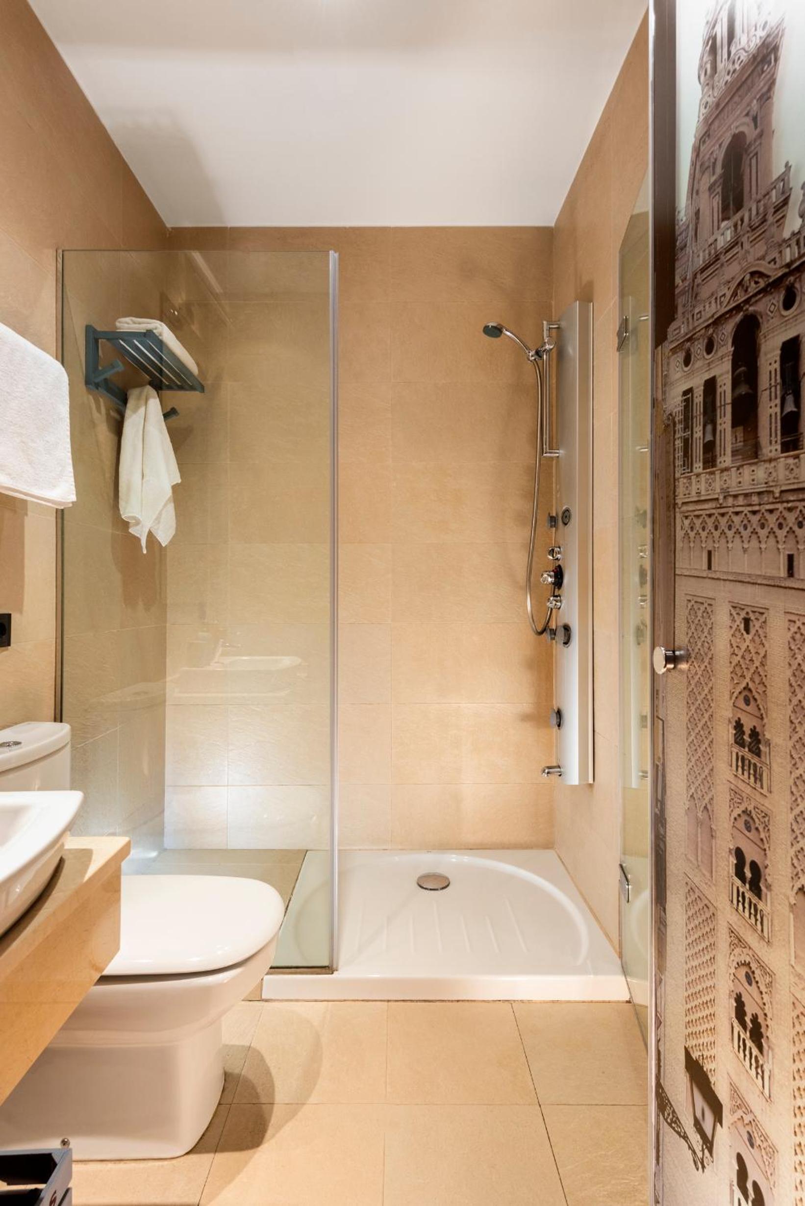 Cathedral Luxury Studio, Swimming Pool and Cathedral Views view 5