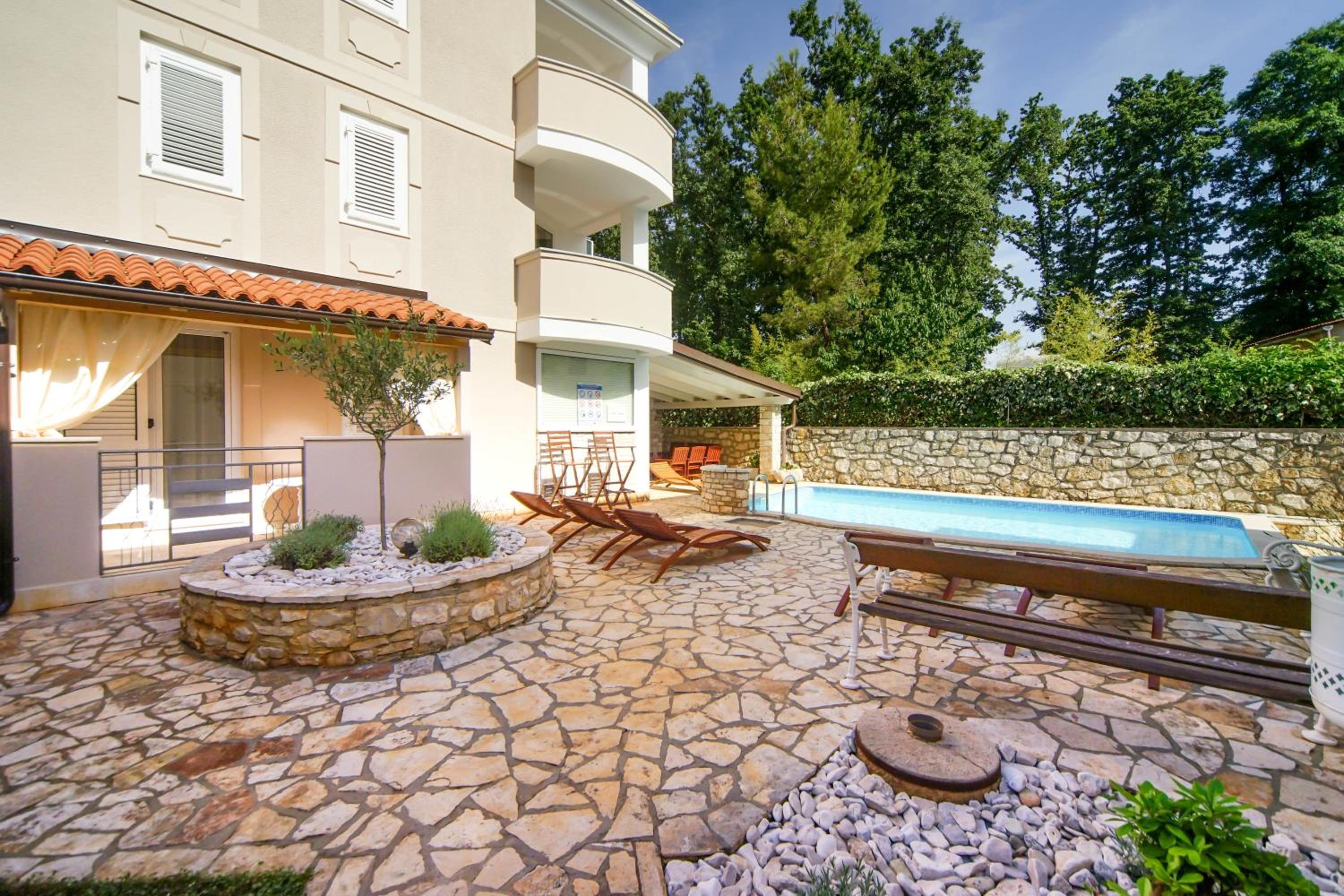 Apartments and Rooms Degra