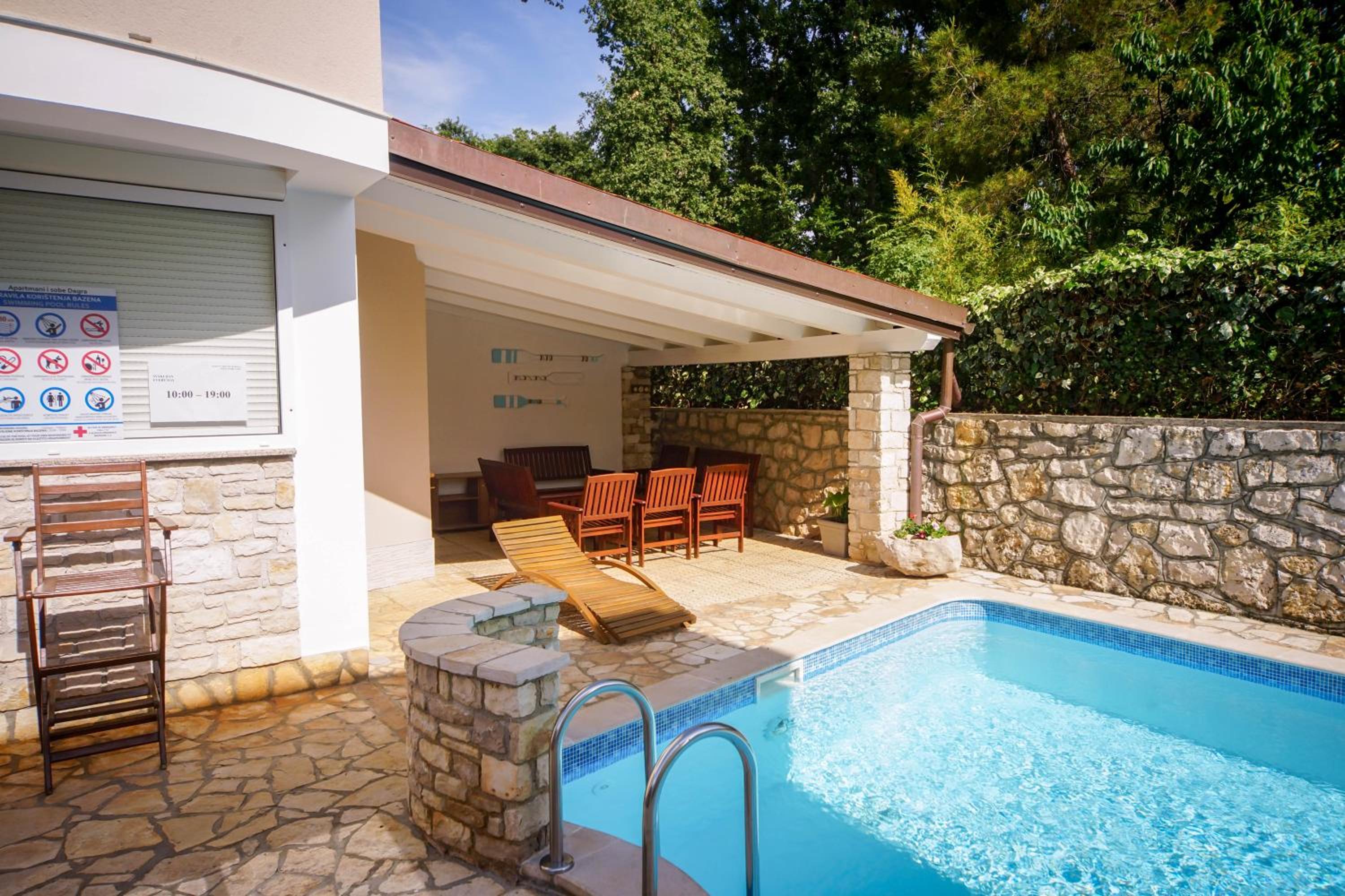 Apartments and Rooms Degra