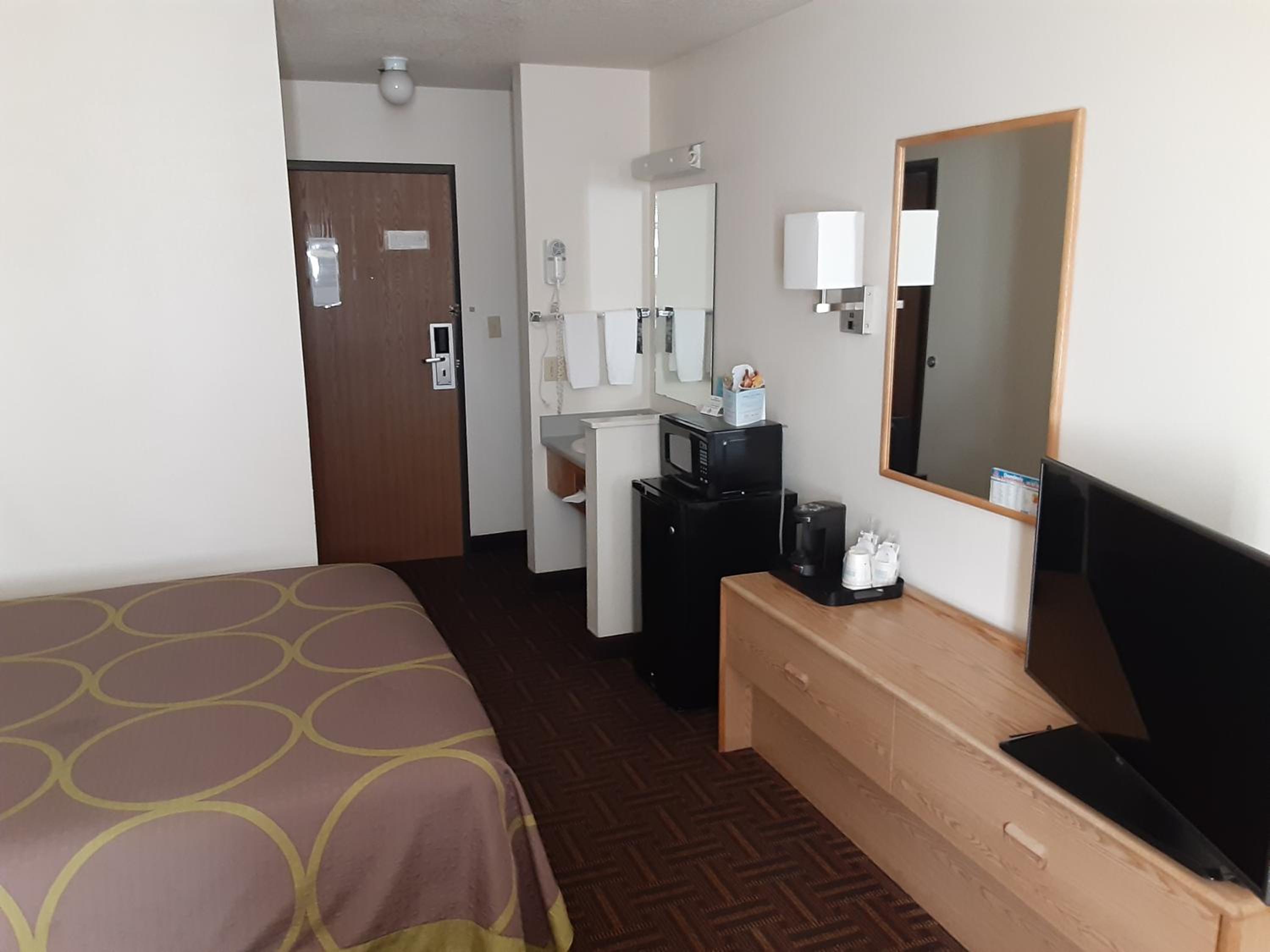 Super 8 by Wyndham Bloomfield - Property Image 1