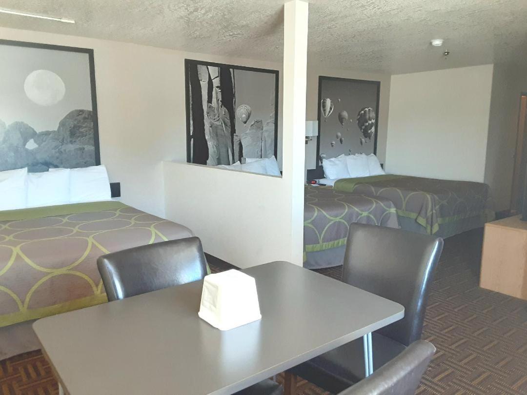 Super 8 by Wyndham Bloomfield - Property Image 6