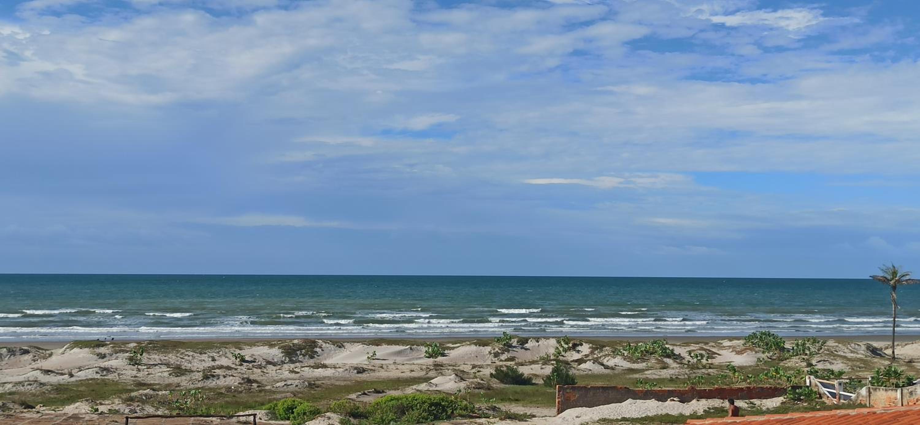 Casa duplex beira mar reformada com piscina no Peito Moça