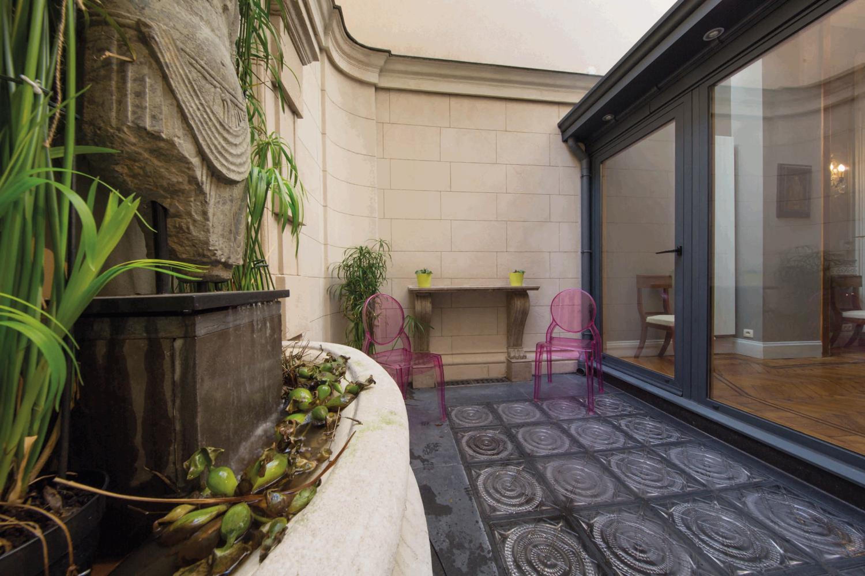 Hotel Louise sur Cour - Image 1