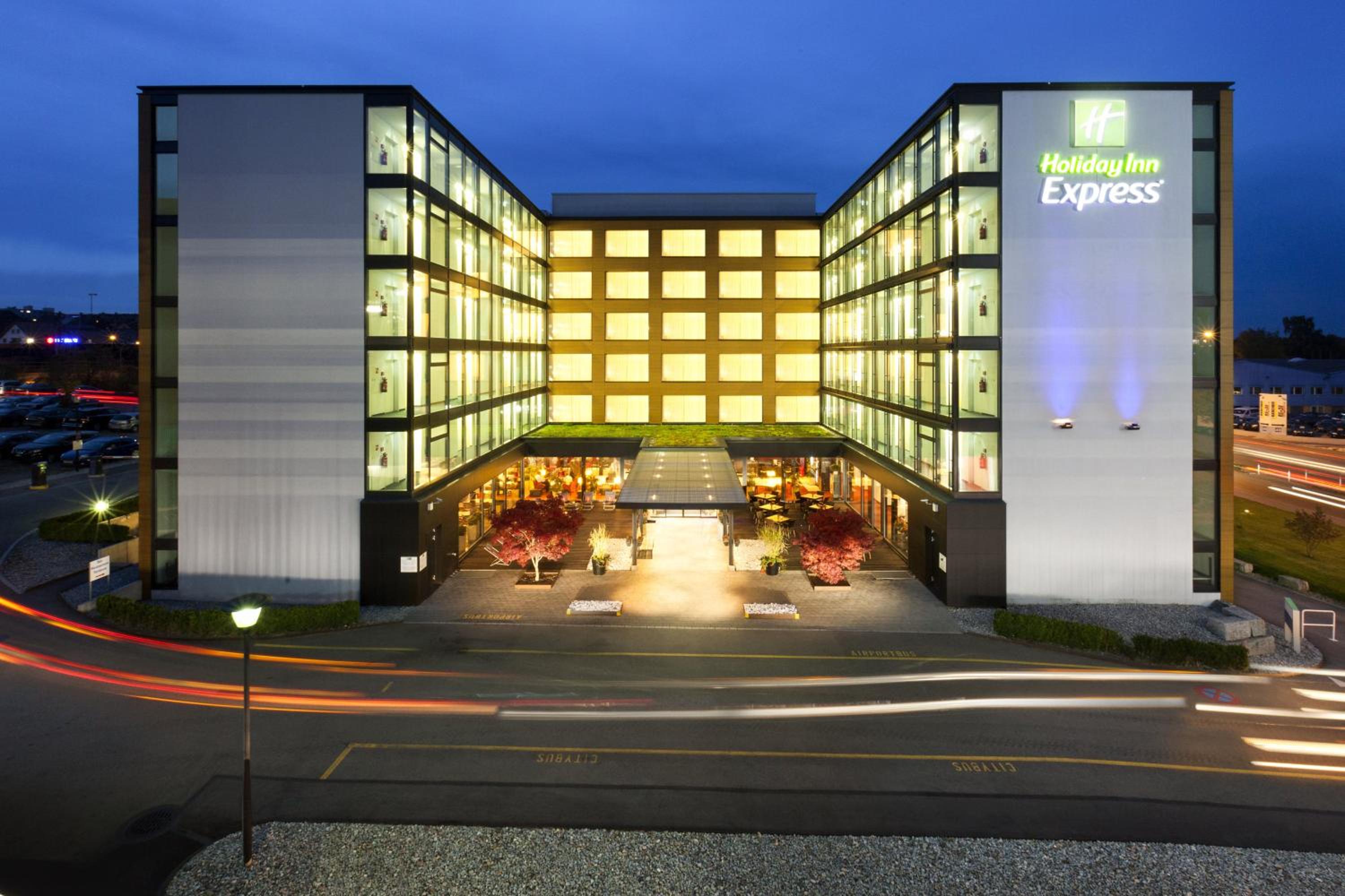 Hotel Holiday Inn Express Zürich Airport, an IHG Hotel - Image 1