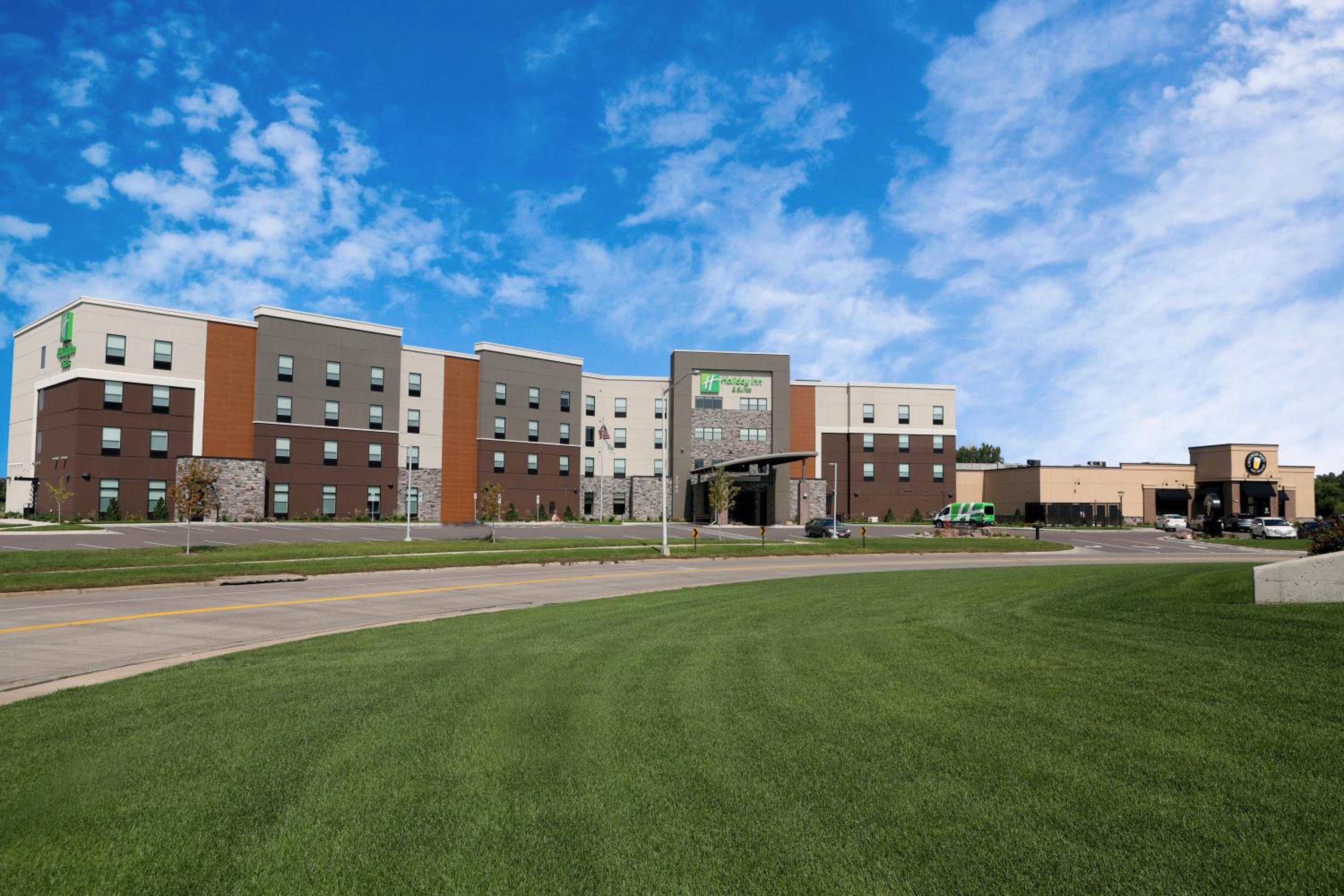 Hotel Holiday Inn & Suites Sioux Falls - Airport, an IHG Hotel - Image 1