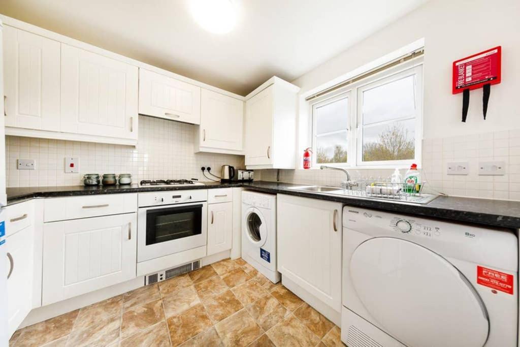 Bristol 2 Bedroom Apartment FREE PARKING view 3