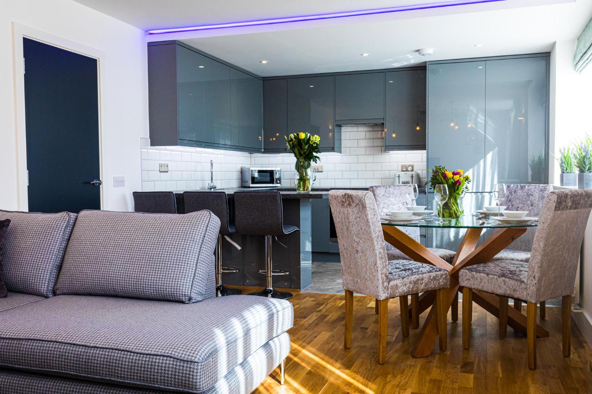 Broadstairs Apartments with luxurious 4-person communal hot tub - sleeps up to 20 people view 3