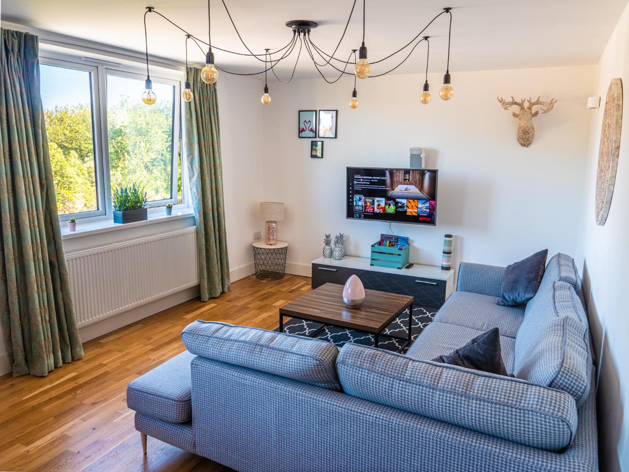 Broadstairs Apartments with luxurious 4-person communal hot tub - sleeps up to 20 people view 2