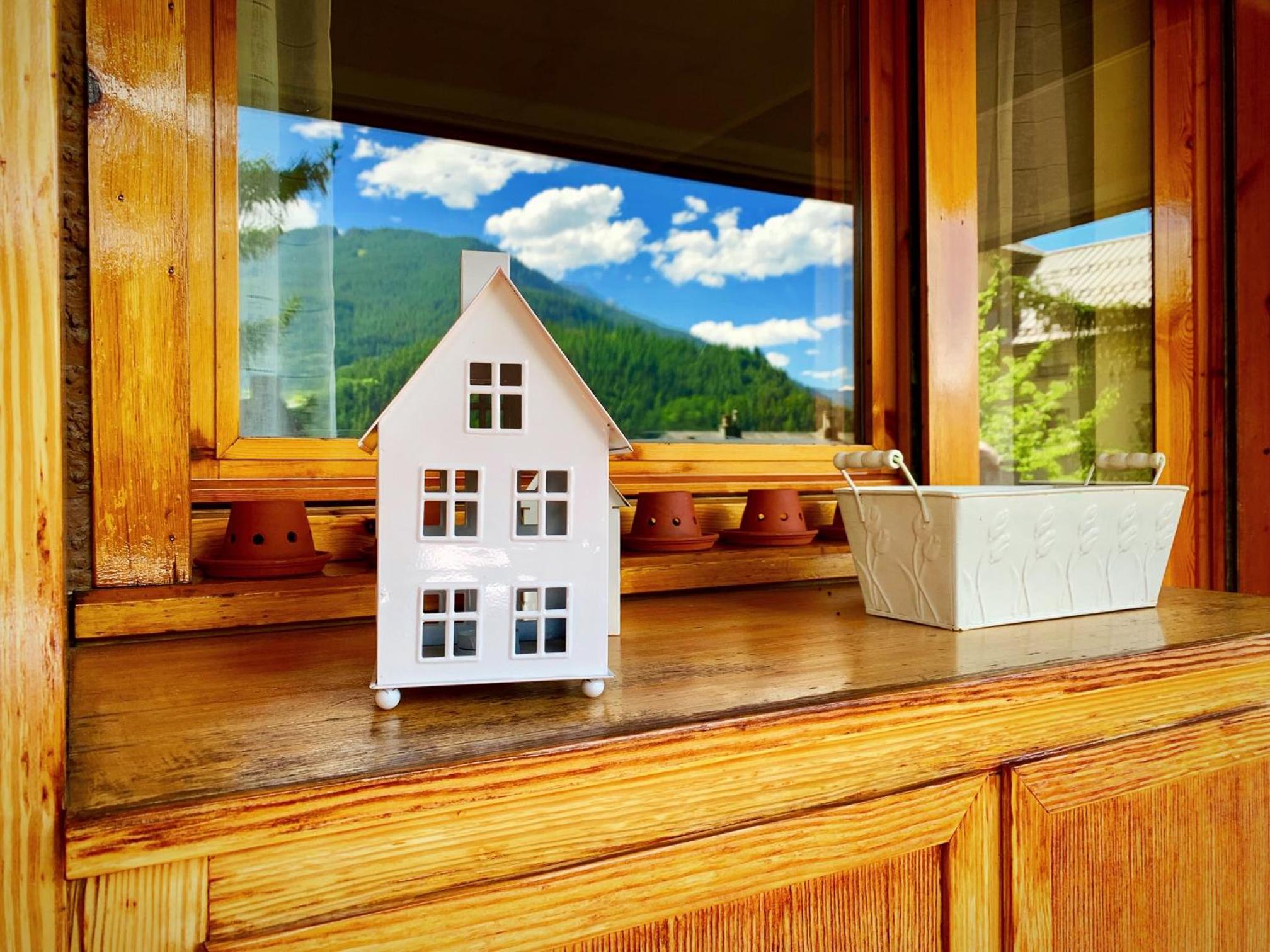 Elegante trilocale con garage, terrazzo e vista montagne