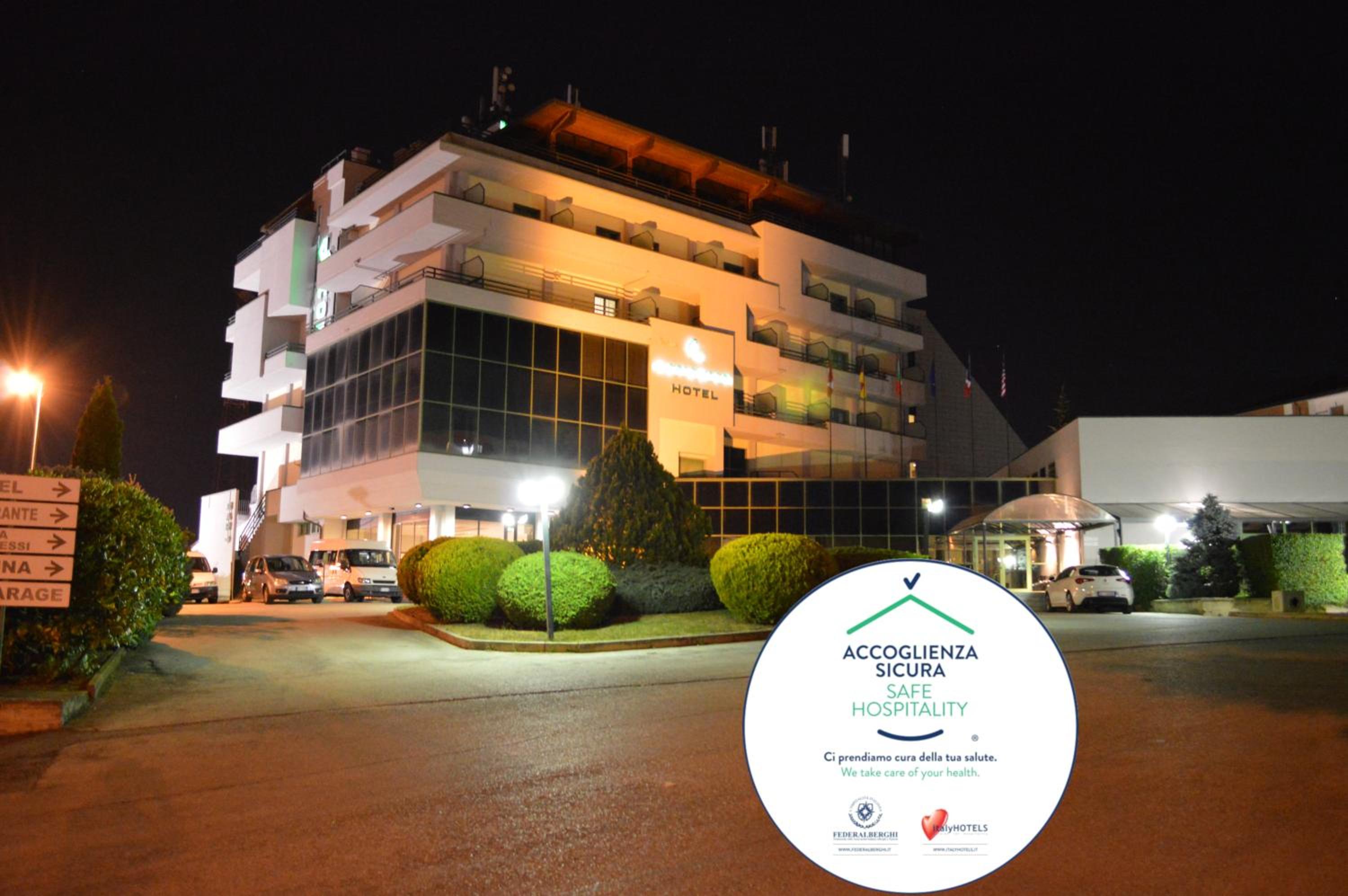 Hotel Canadian Hotel - Image 1