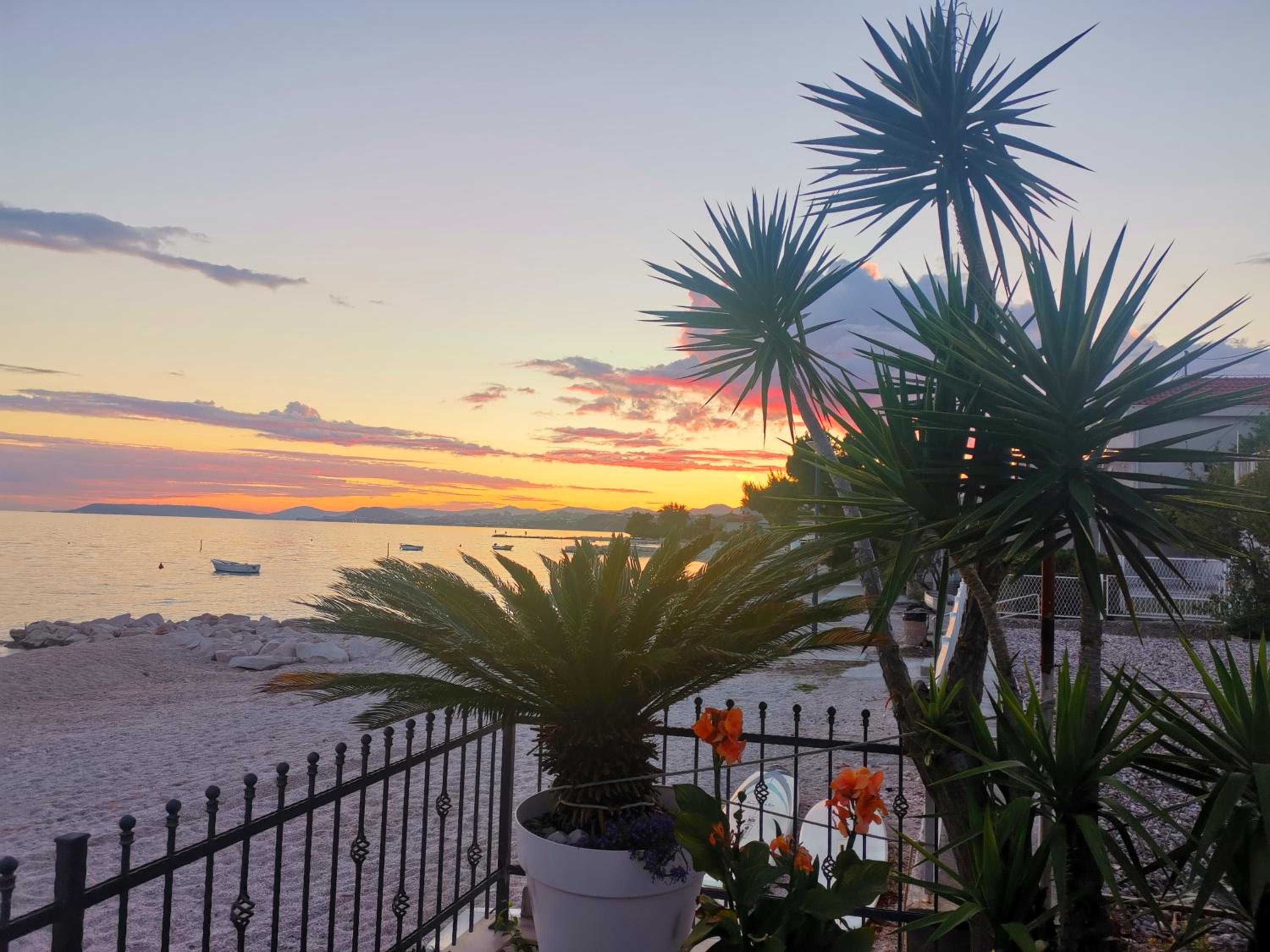 Villa Maris- beachfront villa with exclusive pool view 4